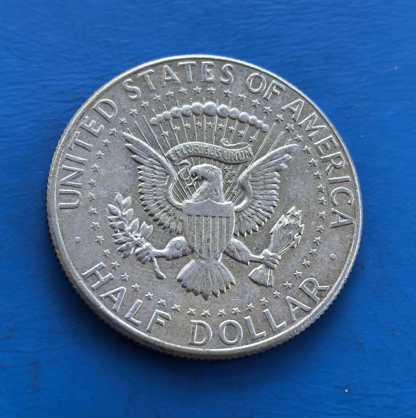 外国优质老铜币高银银币，周六九点倒数截拍，满百包邮，持续收拍 肯尼迪1967 年半元银币，为纪念遇刺总统发行，属早期银质版（后改铜镍合金）。正面肯尼迪肖像、背面国徽，凝萃 60 年代美国社会记忆。银币材质因时代更迭更显珍稀，承载历史厚重与币艺价值，是美国纪念币收藏标志，解码美式文化与时代脉络的独特载体 。