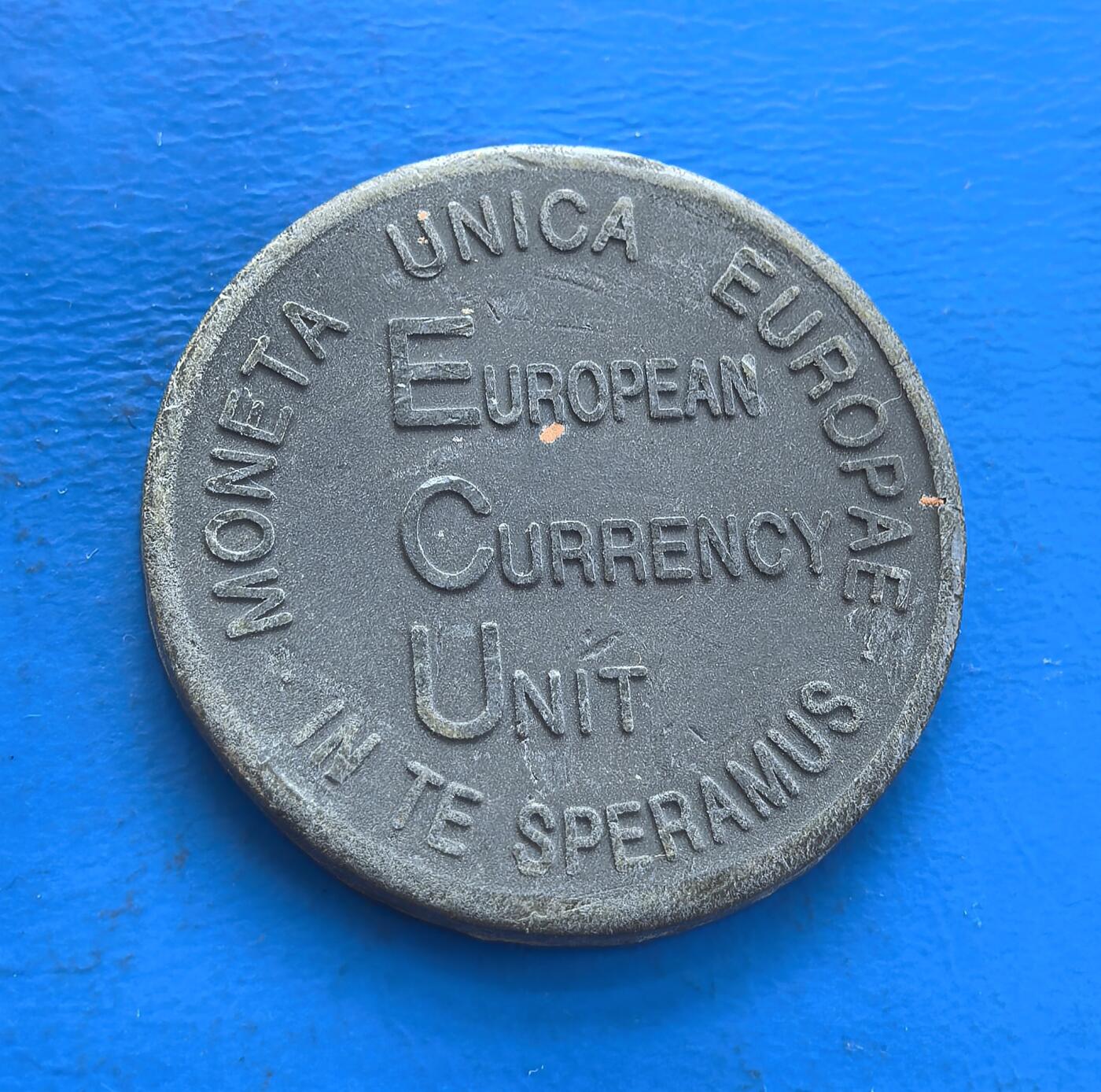 外国优质老铜币高银银币，周六九点倒数截拍，满百包邮，持续收拍 布鲁塞尔1991 年第 11 届国际钱币大会纪念章，聚焦 “欧洲货币单位（ECU，欧元前身）”，背镌拉丁文 “IN TE SPERAMUS”（寄望于你）。见证欧元诞生前夜的货币整合尝试，承载钱币界顶级盛会记忆，设计融学术符号与时代愿景。属货币史与欧洲一体化交叉藏品，存世稀，解码欧元前传的独特标本 。