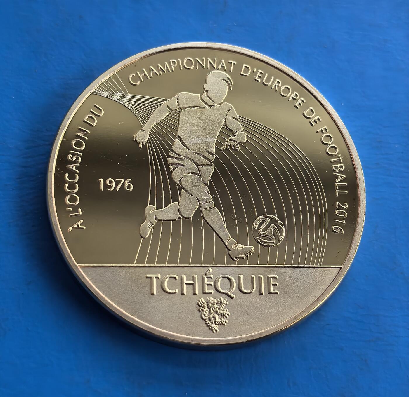 外国优质老铜币高银银币，周六九点倒数截拍，满百包邮，持续收拍 法国足球百年纪念章，直径40mm，26克，正面融合自由女神、高卢雄鸡等法式符号，背面聚焦 1976 捷欧杯经典瞬间。精制工艺刻画细腻，串联法国足球百年史与欧洲杯传奇，承载体育文化记忆，是球迷收藏跨界题材的优质标的，历史故事与艺术设计交融，稀缺性与纪念意义兼具 。