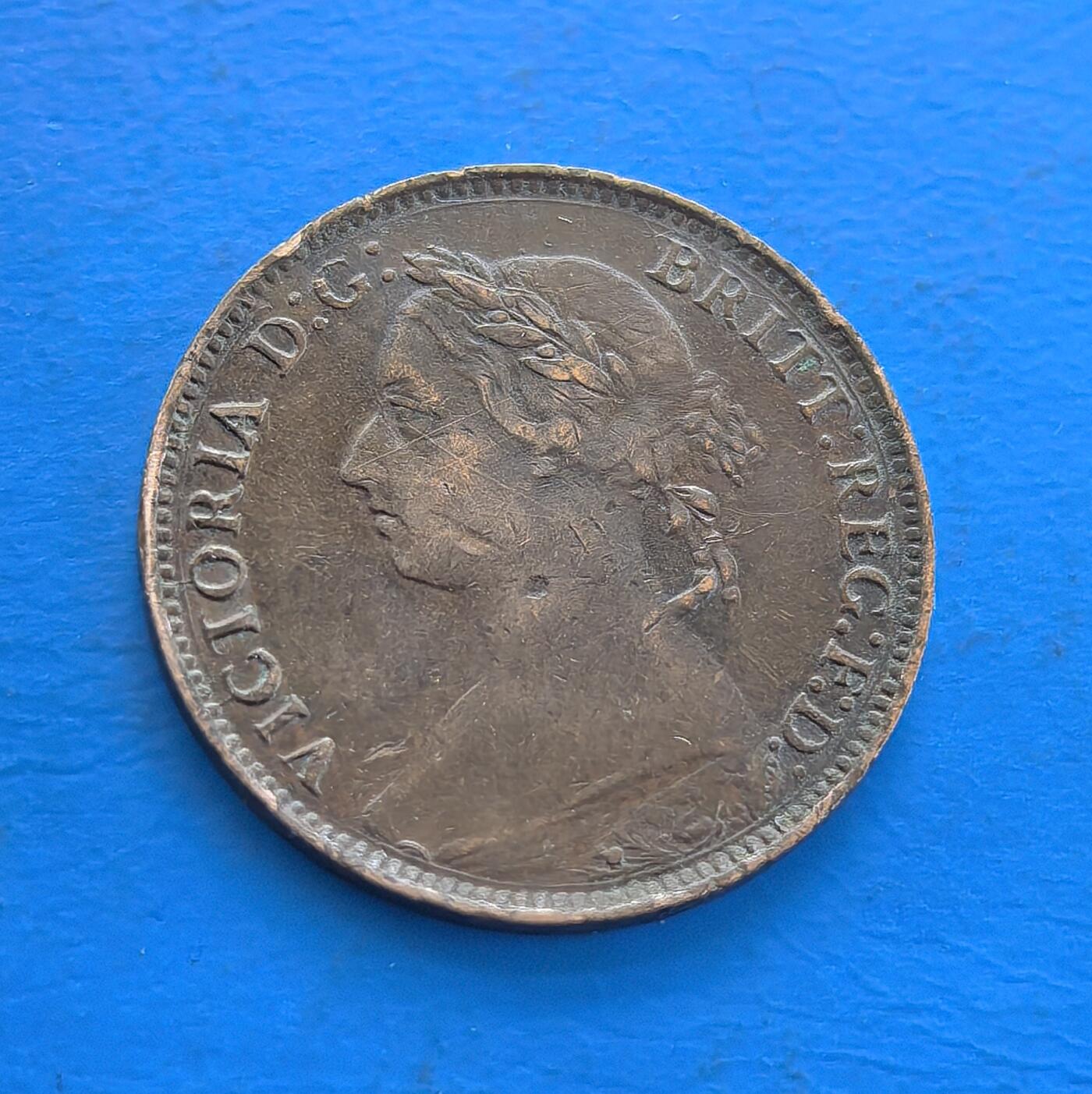 外国优质老铜币高银银币，周六九点倒数截拍，满百包邮，持续收拍 英国1891 年 1 法新铜币，铸于维多利亚帝国鼎盛期。正面女王肖像，背面不列颠尼亚坐像（持矛、轮盘，衬灯塔、帆船，凝萃海洋霸权符号）。铜质包浆载百年痕迹，见证殖民巅峰，属英国古典铜币标本，设计融王权与帝国意象，存世渐稀，解码 19 世纪英帝国脉络，收藏兼具历史厚重与艺术意趣 。