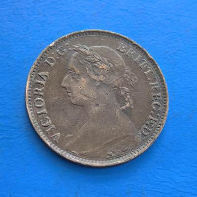 外国优质老铜币高银银币，周六九点倒数截拍，满百包邮，持续收拍 - 英国1891 年 1 法新铜币，铸于维多利亚帝国鼎盛期。正面女王肖像，背面不列颠尼亚坐像（持矛、轮盘，衬灯塔、帆船，凝萃海洋霸权符号）。铜质包浆载百年痕迹，见证殖民巅峰，属英国古典铜币标本，设计融王权与帝国意象，存世渐稀，解码 19 世纪英帝国脉络，收藏兼具历史厚重与艺术意趣 。