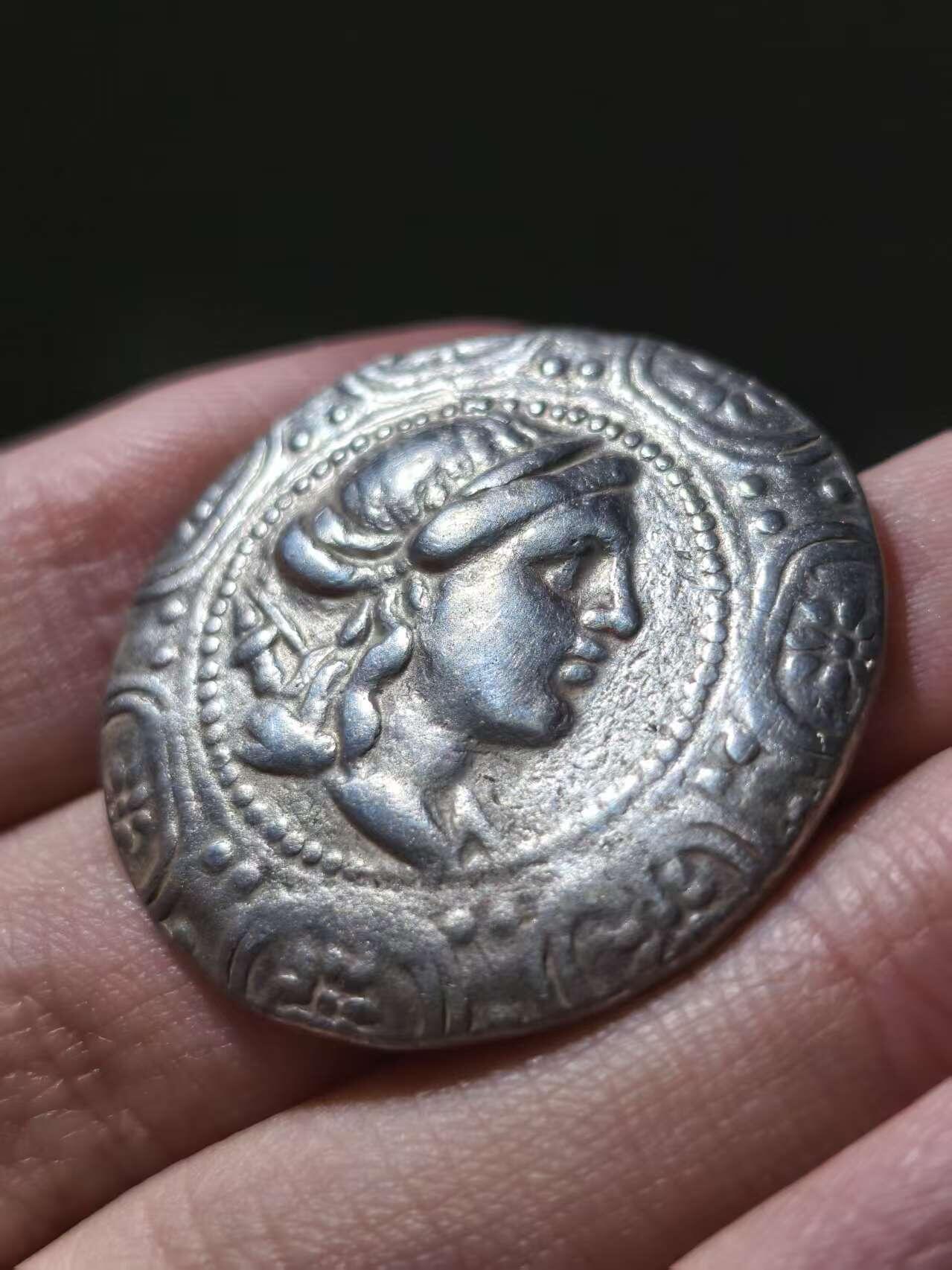 星盘世界钱币2026一月十日新年古典精品大拍 精彩纷呈 热门大精品！古希腊马其顿王国 公元前 167-148 年 月亮女神阿尔忒弥斯 四德拉克马17g大银币，双面打制精美，气势非凡，非常优美的雕刻细节