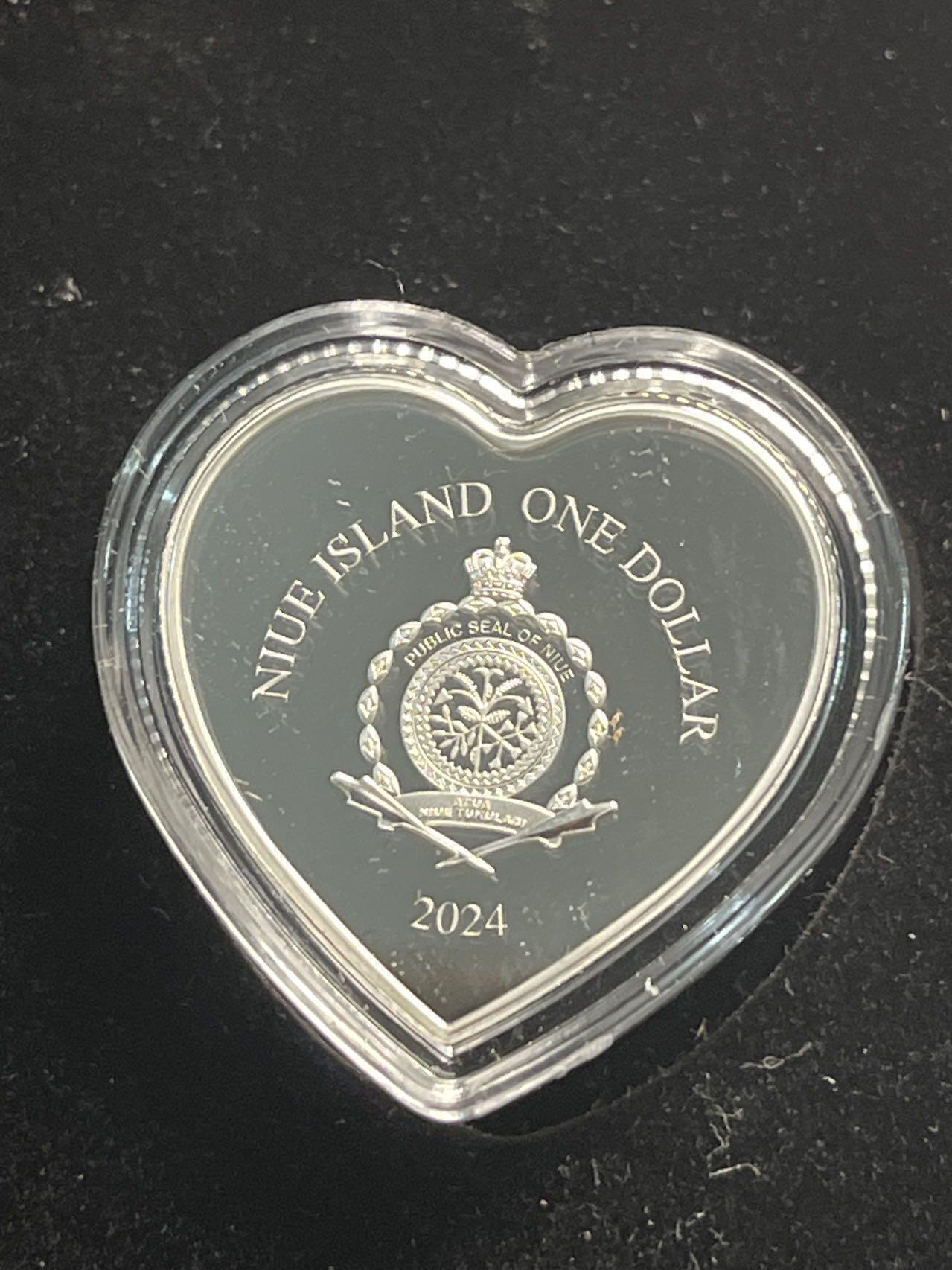 ❤️【币观天下】❤️ 第337期钱币拍卖- 2026.1.2周五晚上6点半场-长期征集拍品 原厂盒证纽埃2024年情人节快乐镶嵌镀金花饰、镶嵌水晶心形精制银币999银10克直径24毫米发行量999枚