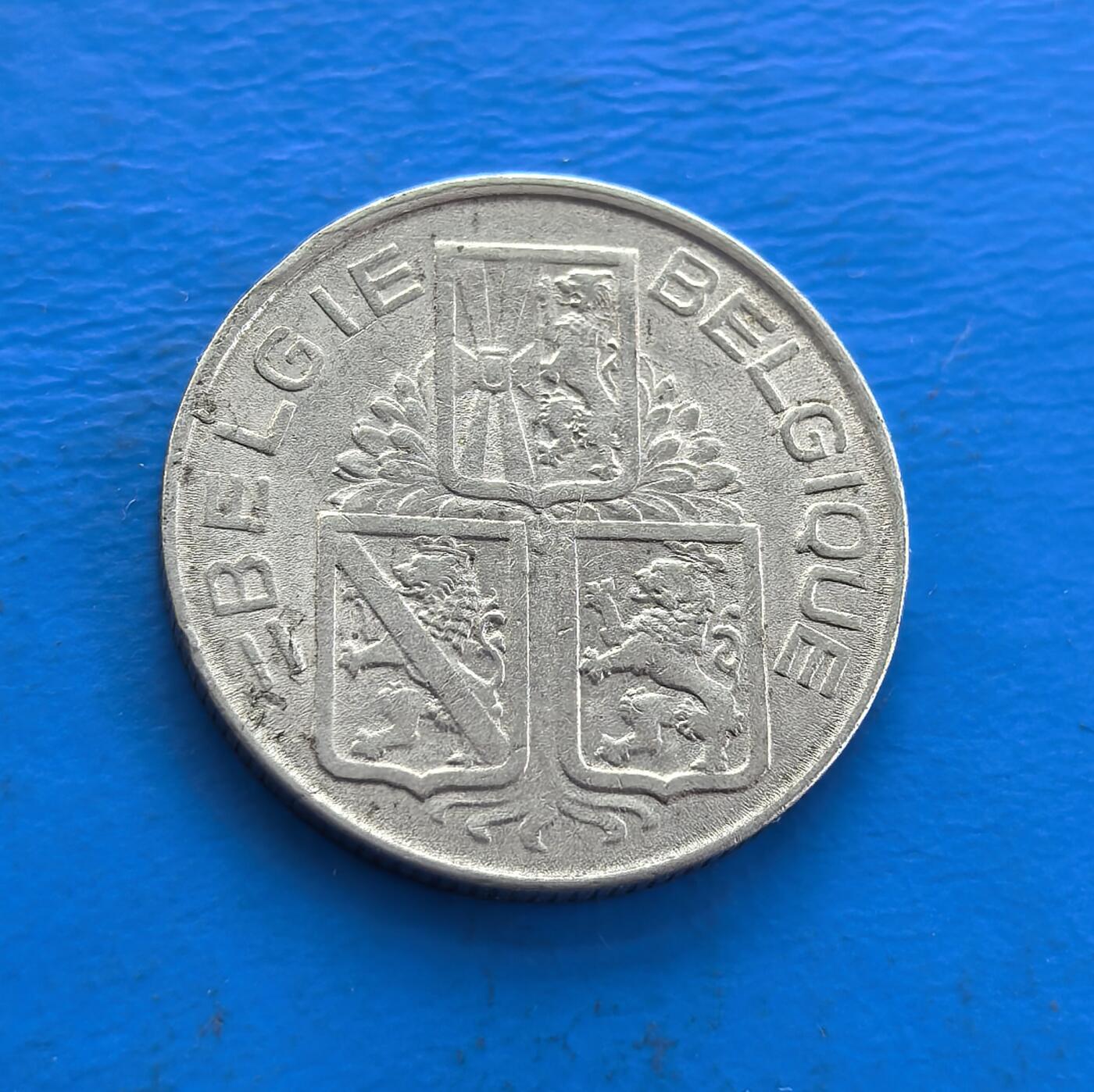 外国优质老铜币高银银币，周六九点倒数截拍，满百包邮，持续收拍 比利时1940 年 1 法郎，铸于二战被占初期。正面雄狮（国家象征）、背面三狮纹章，锌质包浆凝战火痕迹。见证战时经济与民族抗争，存世因战争损耗渐稀。属二战欧币标本，解码比利时苦难岁月，收藏融王室符号与历史厚重，是触摸战争脉络的独特标的 。