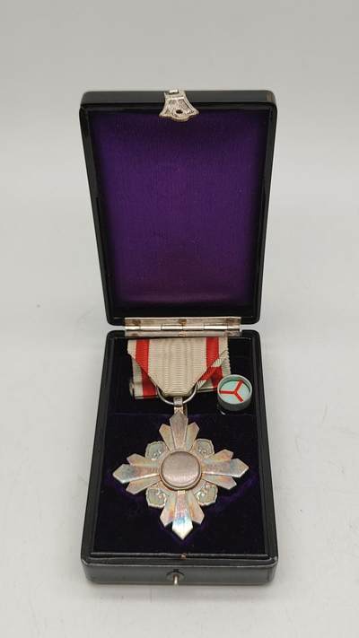 伪满纪念章 勋八位景云章 盒略齐全美品银质章体 - 伪满纪念章 勋八位景云章 盒略齐全美品银质章体