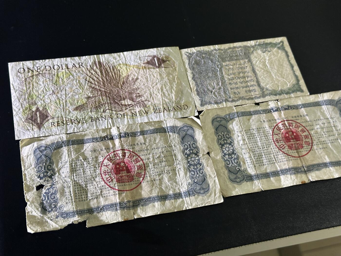 《外钞收藏家》第五百九十八期（2026年新年第一场）（本平台长期征集拍品、欢迎藏友们联系合作） 新西兰1元+印度乔治六世1卢比+国库券壹元2张 一起 非全新 品相如图