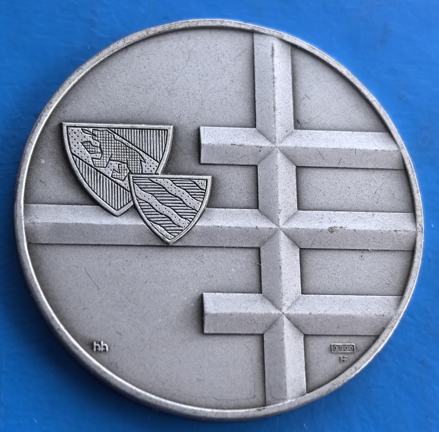 外国优质老铜币高银银币，周六九点倒数截拍，满百包邮，持续收拍 瑞士1970 年伯尔尼州体操节15克银章，900 纯银铸造。正面浮雕兰根塔尔建筑与林木，铭文定格赛事；背面几何纹配盾徽，设计现代。见证瑞士地方体育文化，工艺精湛，小众题材兼具艺术与历史价值，为欧洲地方纪念章收藏添彩 。