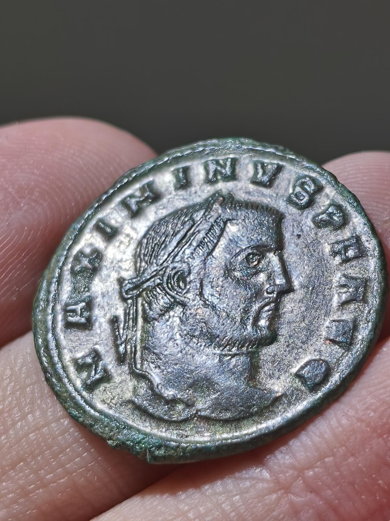 星盘世界钱币2026一月十日新年古典精品大拍 精彩纷呈 极美品！ 罗马帝国 公元312年 马克西米努斯二世 大富利铜币，这枚枚银层保留的还算不错，带有淡淡的薄锈，非常漂亮的状态，这一版头像比较有意思，喜欢的朋友可以去凑一套马克西米努斯二世的头像