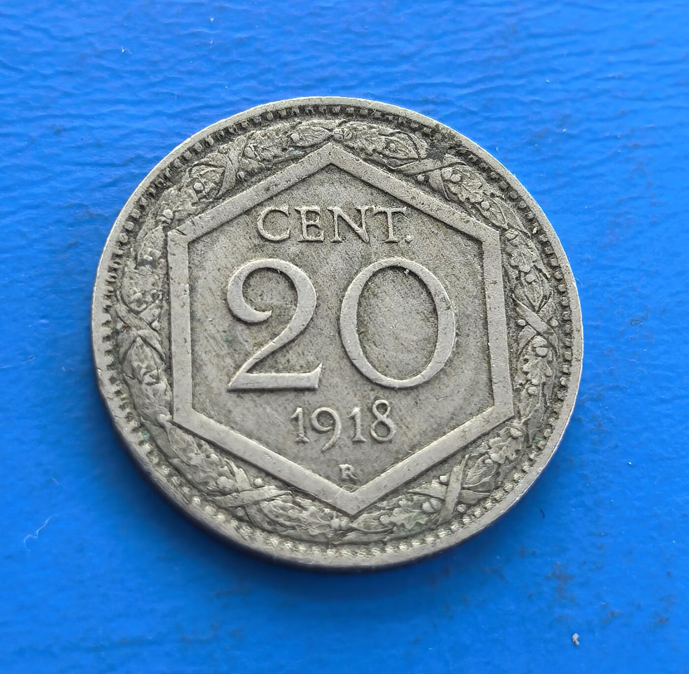 外国优质老铜币高银银币，周六九点倒数截拍，满百包邮，持续收拍 意大利 1918 年20 分，铸于一战尾声的王国时期。正面六边形框嵌面值，花环环饰；背面王室纹章（皇冠、十字盾、橄榄枝），凝萃王权与和平意象。包浆载战火余韵，存世因战争损耗渐稀。作为欧币标本，解码意大利一战脉络，收藏兼具符号张力与时代厚重 。