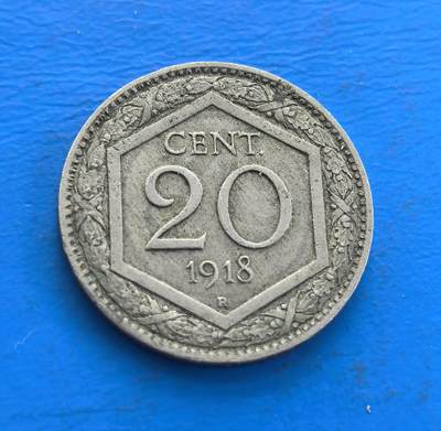 外国优质老铜币高银银币，周六九点倒数截拍，满百包邮，持续收拍 - 意大利 1918 年20 分，铸于一战尾声的王国时期。正面六边形框嵌面值，花环环饰；背面王室纹章（皇冠、十字盾、橄榄枝），凝萃王权与和平意象。包浆载战火余韵，存世因战争损耗渐稀。作为欧币标本，解码意大利一战脉络，收藏兼具符号张力与时代厚重 。