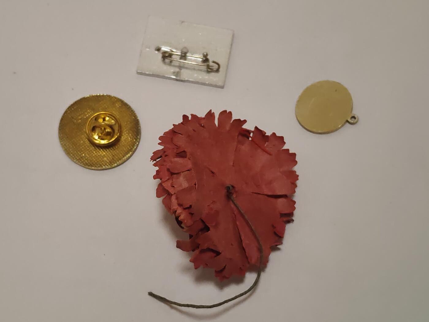 韵星假日拍卖第三十四期 -- Rimey Holidays Auction 34 民主德国徽章与裱花一组