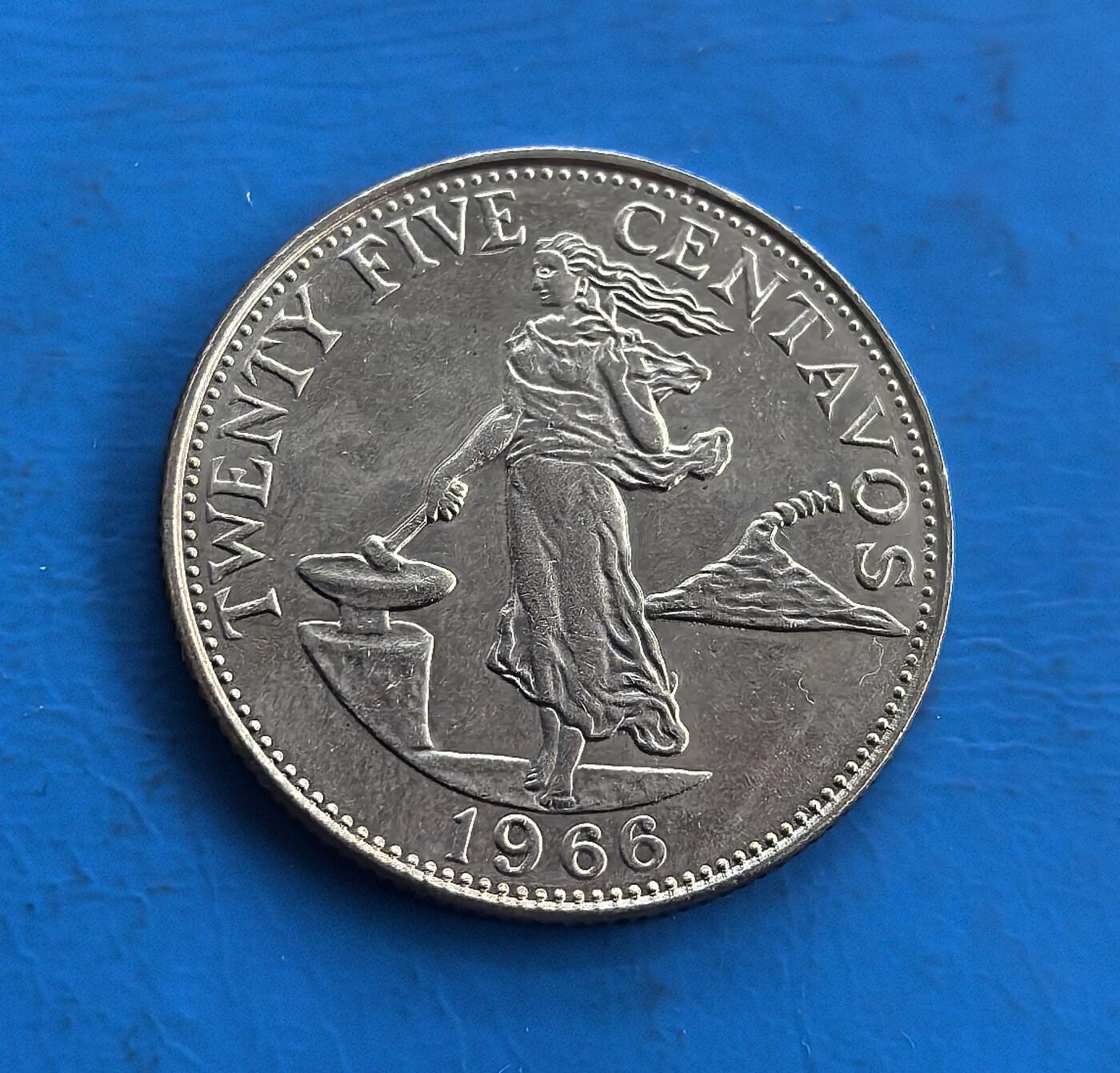 外国优质老铜币高银银币，周六九点倒数截拍，满百包邮，持续收拍 菲律宾1966 年25 分，正面劳作女性搭配火山意象，诠释自然与奋斗精神；背面央行徽章尽显地域标识。战后发行，见证菲独立发展脉络。银币包浆古朴，设计融合本土符号，属东南亚货币收藏稀缺标的，解码菲律宾历史文化，时代纪念与地域特色兼具 。