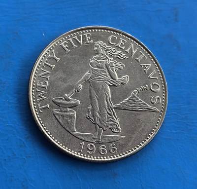 外国优质老铜币高银银币，周六九点倒数截拍，满百包邮，持续收拍 - 菲律宾1966 年25 分，正面劳作女性搭配火山意象，诠释自然与奋斗精神；背面央行徽章尽显地域标识。战后发行，见证菲独立发展脉络。银币包浆古朴，设计融合本土符号，属东南亚货币收藏稀缺标的，解码菲律宾历史文化，时代纪念与地域特色兼具 。