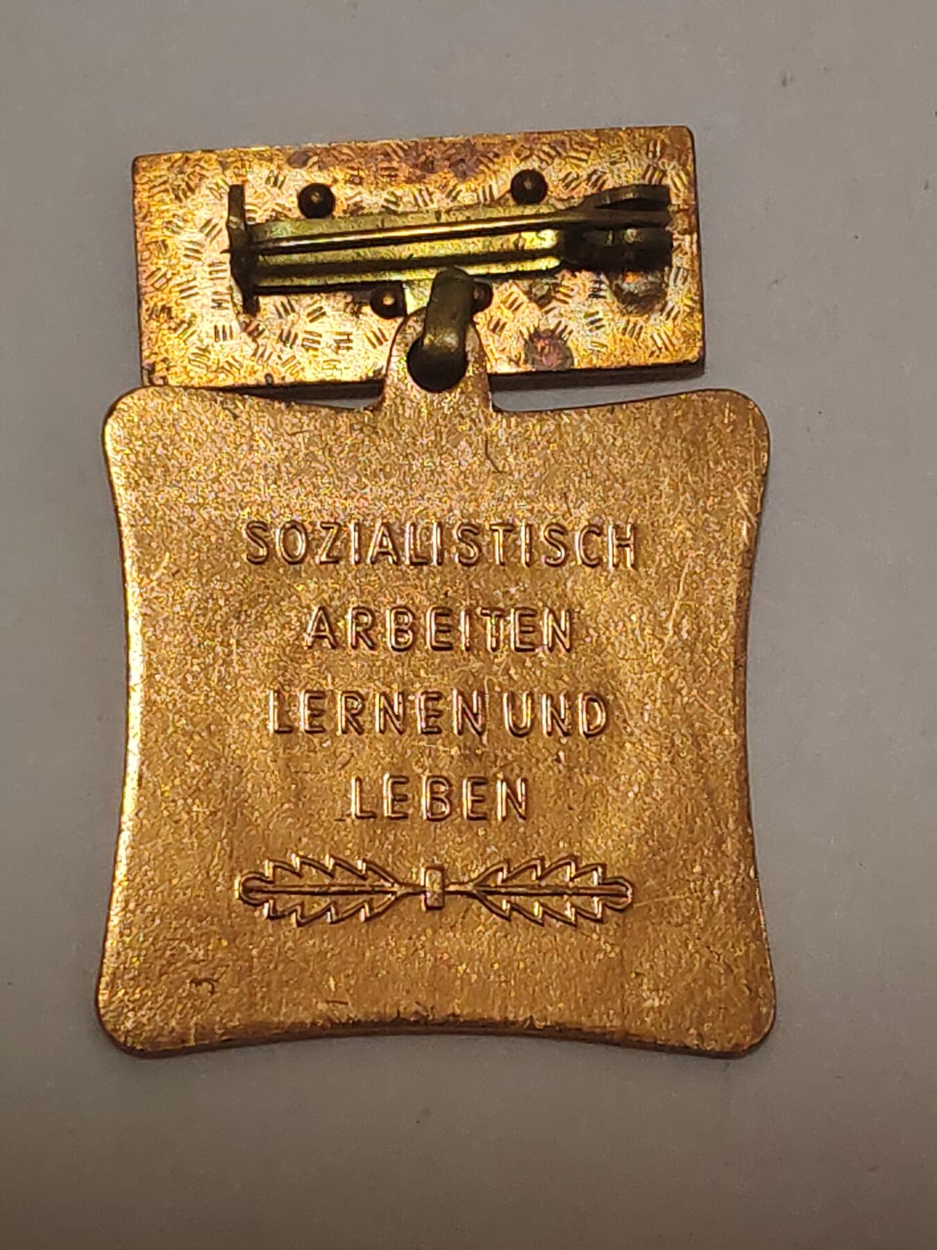 韵星假日拍卖第三十四期 -- Rimey Holidays Auction 34 民主德国集体劳动模范奖章