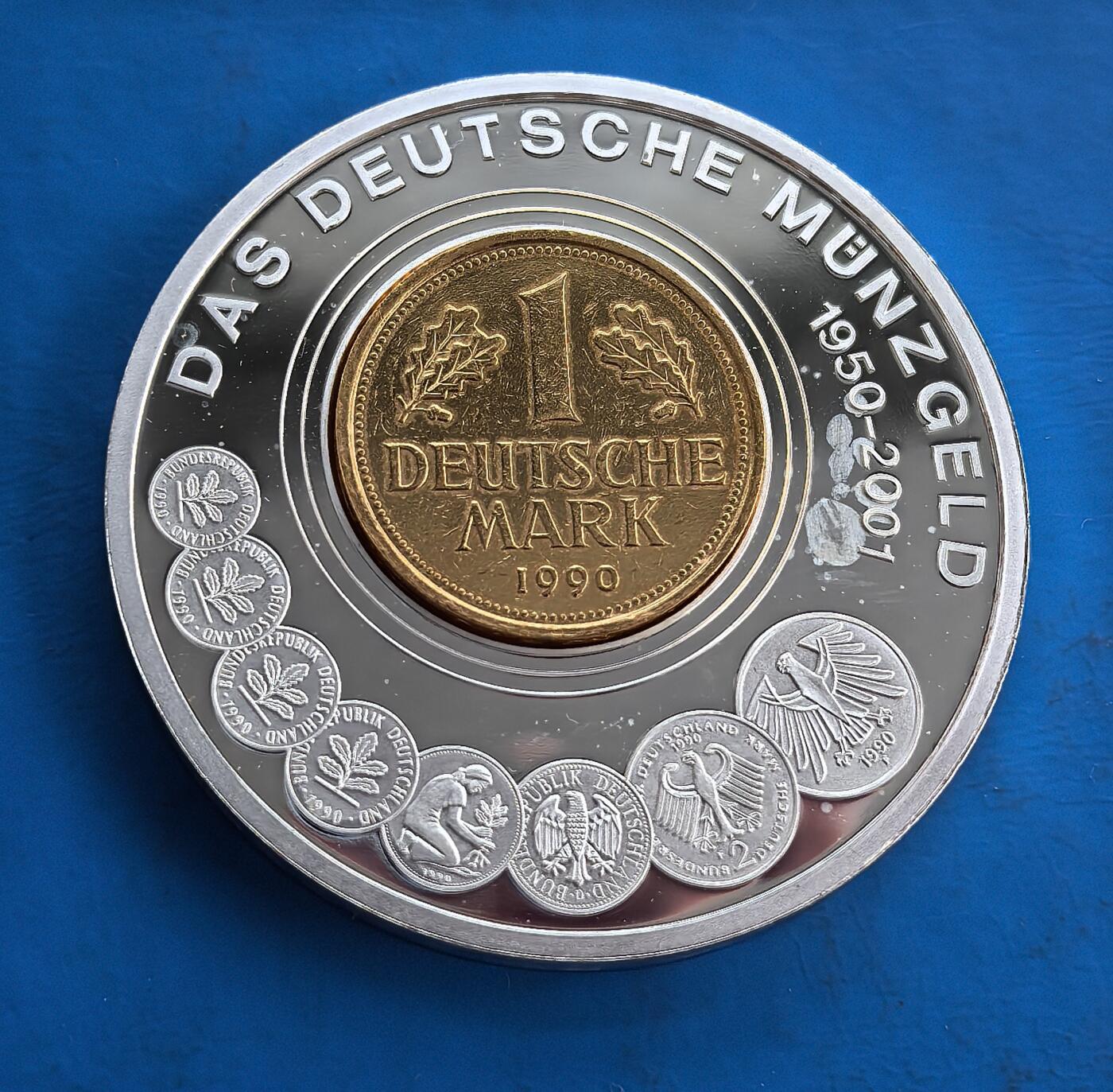 外国优质老铜币高银银币，周六九点倒数截拍，满百包邮，持续收拍 德国 “马克货币史” 纪念章（1950 - 2001，）直径50mm，59克，正面镶嵌 1990 年 1 马克镀金币，环饰历代德币微缩版；背面橡树叶环抱德国地图，象征统一根基。双金属工艺精湛，承载战后经济史与国家认同，是钱币收藏、德史研究的独特标本，历史厚重与艺术设计交融 。