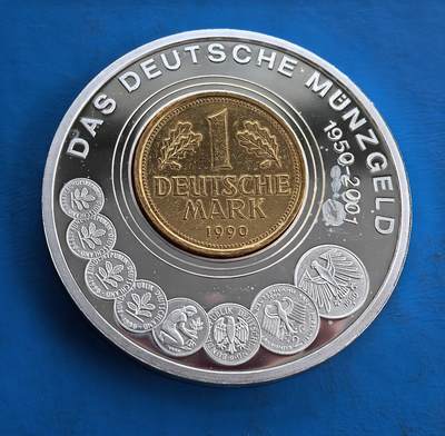 外国优质老铜币高银银币，周六九点倒数截拍，满百包邮，持续收拍 - 德国 “马克货币史” 纪念章（1950 - 2001，）直径50mm，59克，正面镶嵌 1990 年 1 马克镀金币，环饰历代德币微缩版；背面橡树叶环抱德国地图，象征统一根基。双金属工艺精湛，承载战后经济史与国家认同，是钱币收藏、德史研究的独特标本，历史厚重与艺术设计交融 。