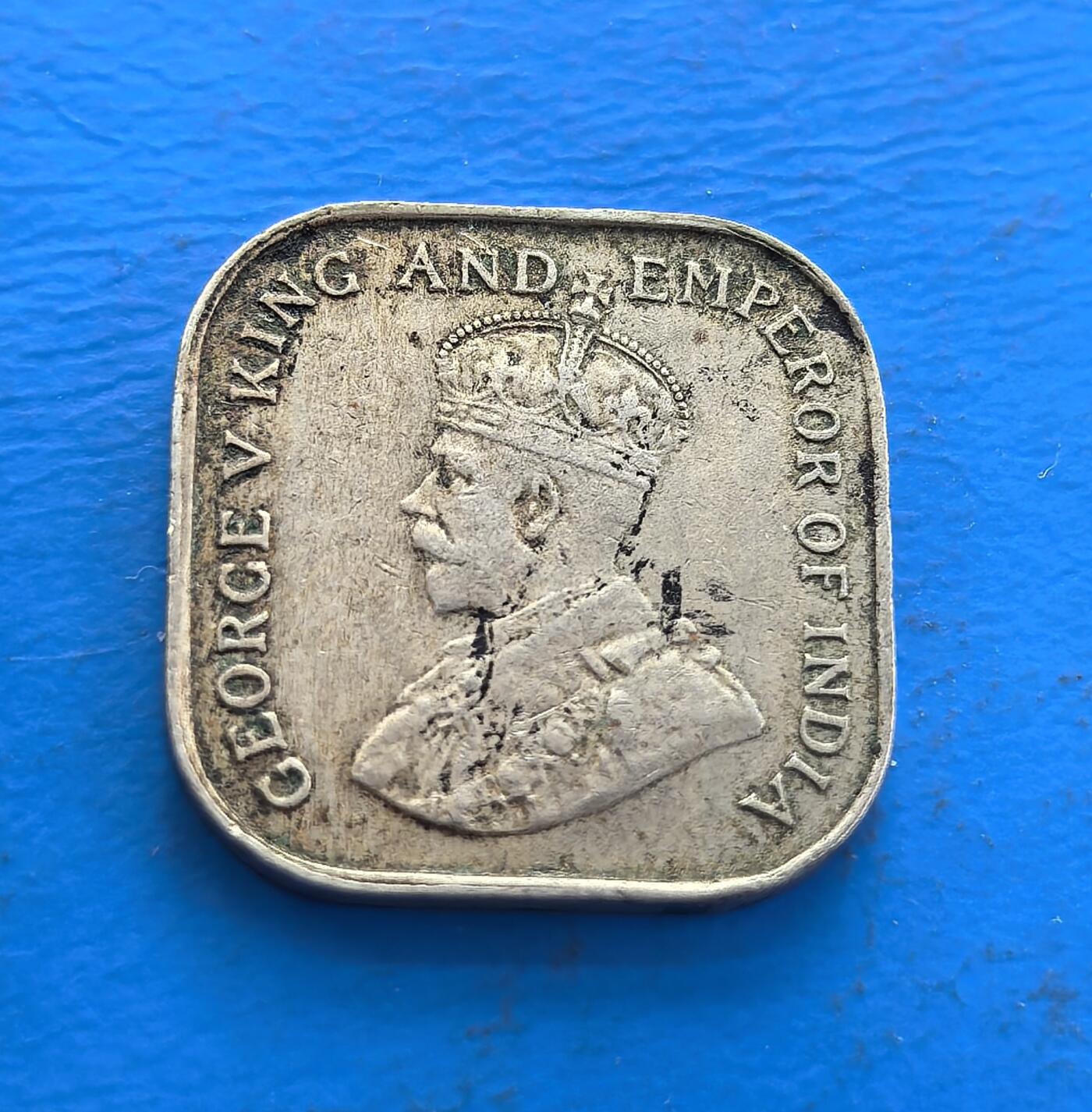 外国优质老铜币高银银币，周六九点倒数截拍，满百包邮，持续收拍 英属锡兰1926 年5 分方形，形制罕见。正面乔治五世像，背面 “CEYLON” 与僧伽罗文交织，见证英殖民南亚史。镍质包浆凝百年痕迹，多元文字融殖民与本土文化，属英联邦异形币标本，解码锡兰历史脉络，藏异域符号与时代厚重，小众收藏独特标的 。