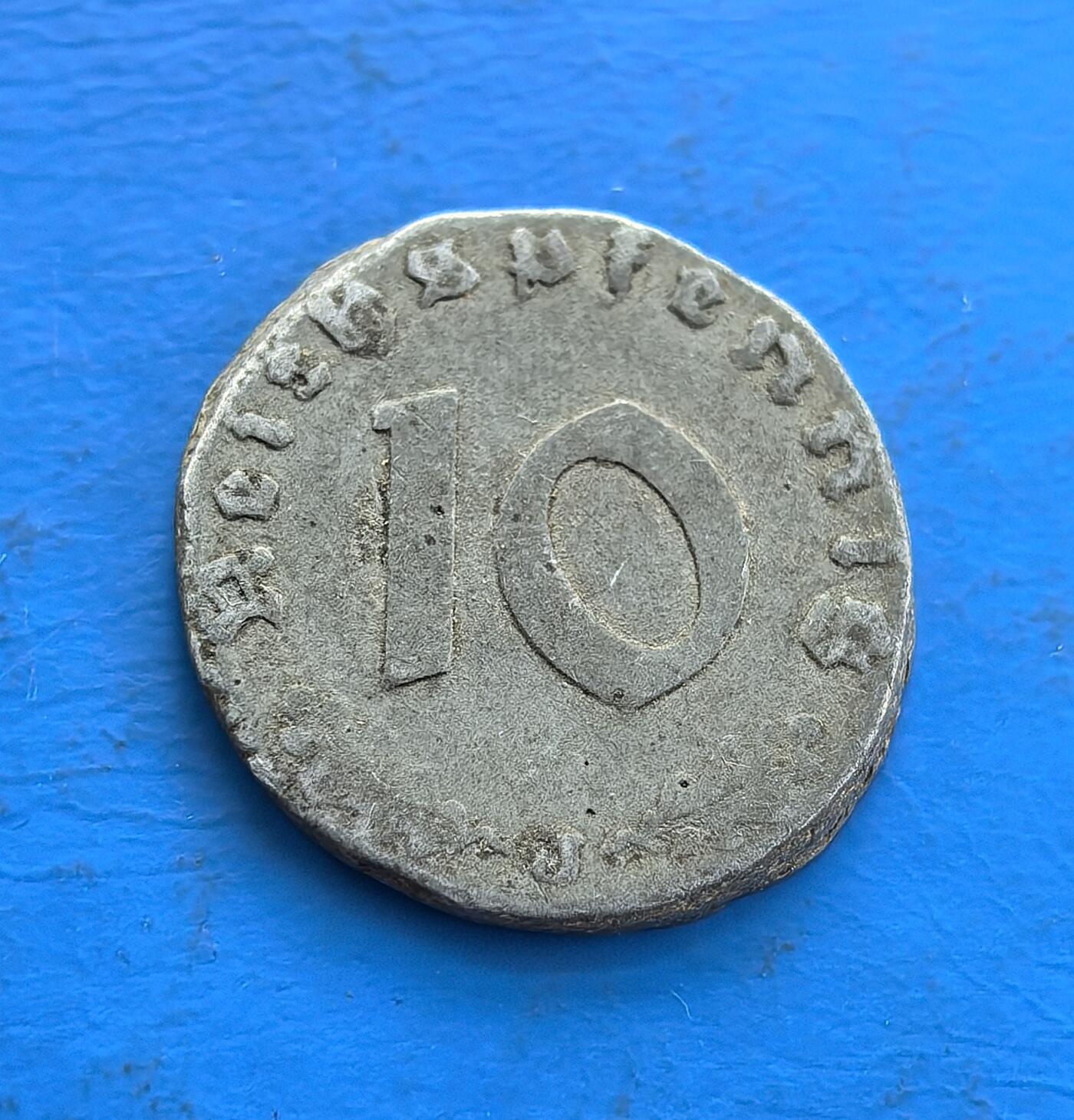 外国优质老铜币高银银币，周六九点倒数截拍，满百包邮，持续收拍 德国1942 年 10 芬尼锌币，铸于二战关键期，正面帝国鹰徽、背面面值，凝萃第三帝国符号。锌质包浆载战火痕迹，存世稀。作为纳粹统治的货币标本，解码战时经济，收藏触及历史冲突，是研究政权与货币史的独特标的，历史厚重与符号张力兼具 。