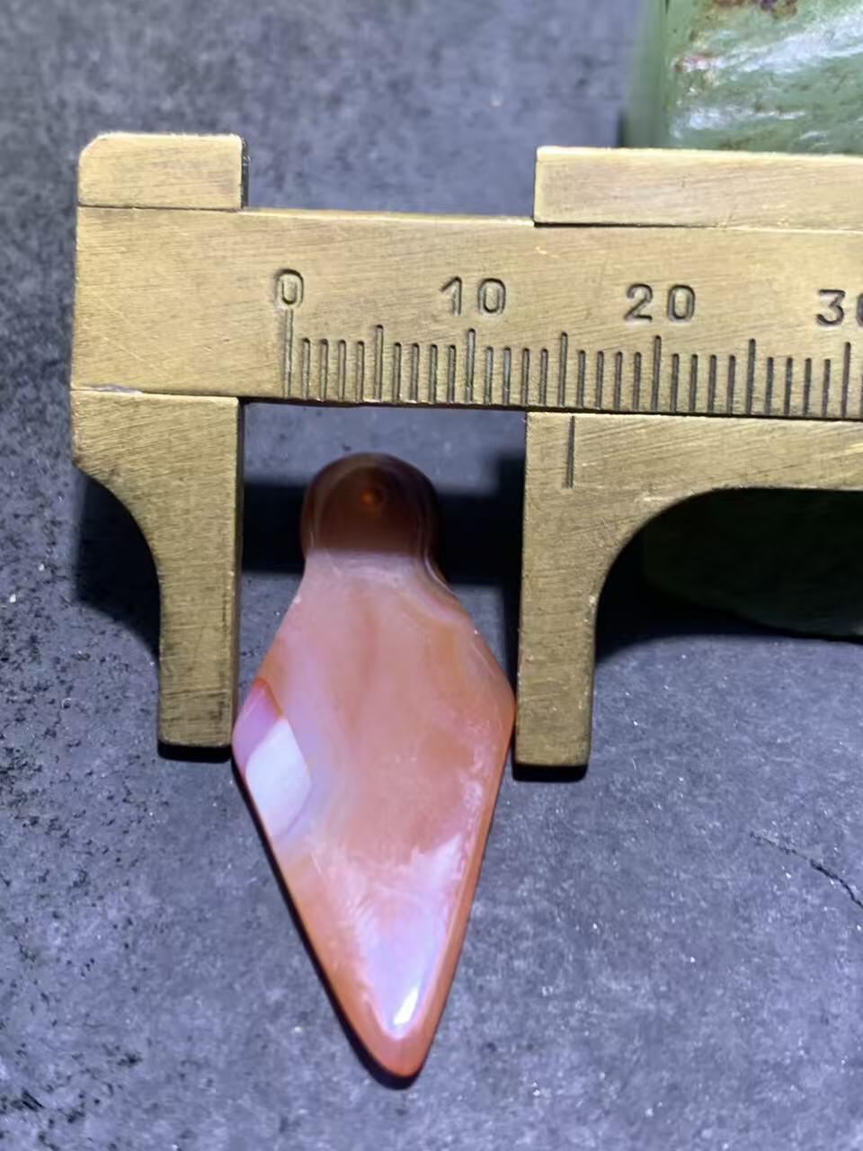 巴西玛瑙飞镖形通货吊坠一个，