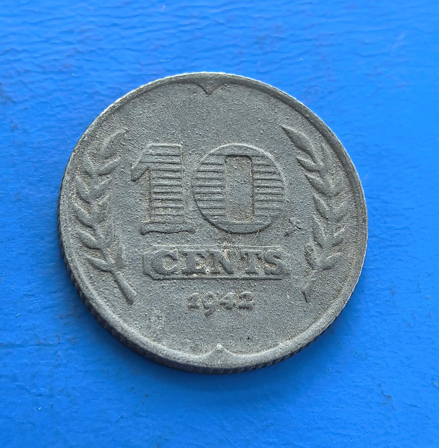 外国优质老铜币高银银币，周六九点倒数截拍，满百包邮，持续收拍 荷兰 1942 年10 分，铸于二战被占期，锌质包浆凝战火痕迹。背面郁金香（荷兰象征），正面面值纪年，见证战时经济与文化交融。存世因战争损耗渐稀，属二战欧币标本，解码荷兰苦难岁月，收藏融历史符号与地域意趣