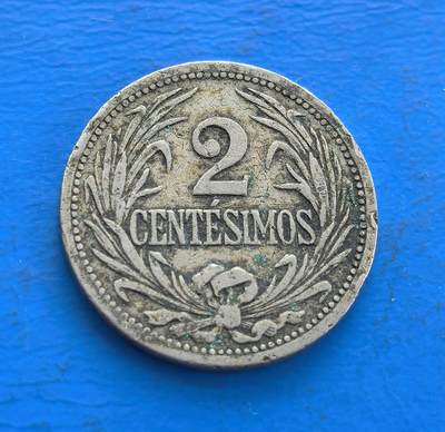 外国优质老铜币高银银币，周六九点倒数截拍，满百包邮，持续收拍 - 乌拉圭 1909 年2 分，见证南美共和初创期。背面放射纹象征独立精神，正面花环寄和平愿景，设计融地域符号与时代寓意。铜镍包浆载百年痕迹，南美小众存世渐稀。解码乌拉圭建国脉络，藏拉美共和史意趣，是触摸异域货币文化的独特标本 。