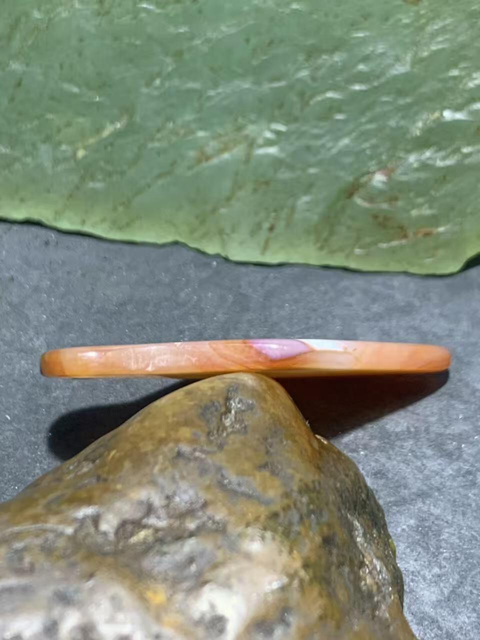 巴西玛瑙飞镖形通货吊坠一个，