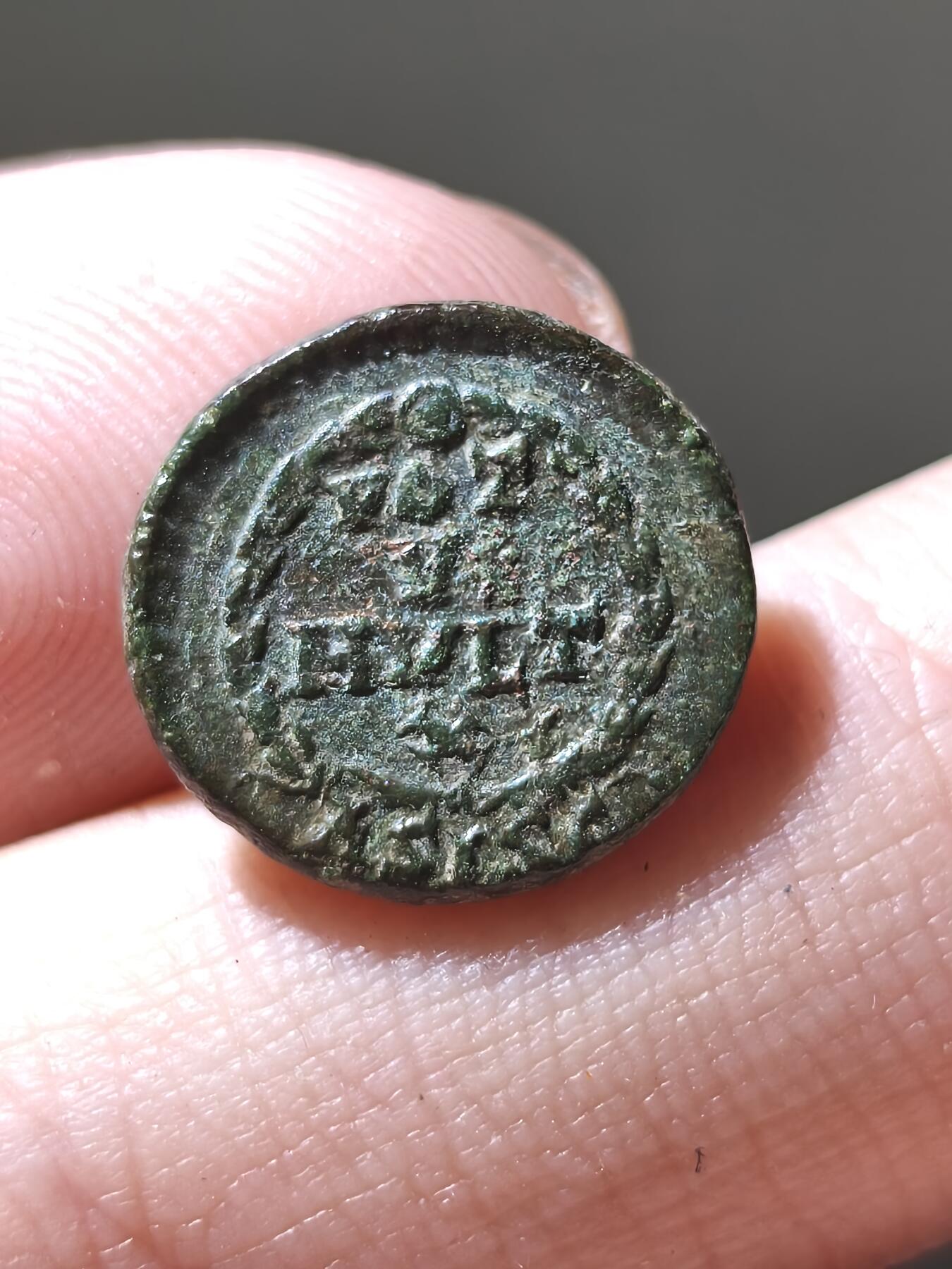 星盘世界钱币2026一月十日新年古典精品大拍 精彩纷呈 美品！罗马帝国 公元375-392年 瓦伦提尼安二世 AE4铜币，这个品种好评比较难找，此品已经算是非常漂亮了，而且打制非常深，光滑的绿色皮壳