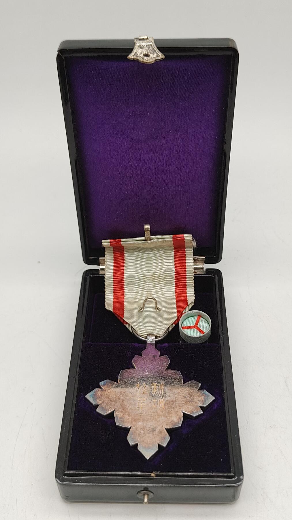 伪满纪念章 勋八位景云章 盒略齐全美品银质章体