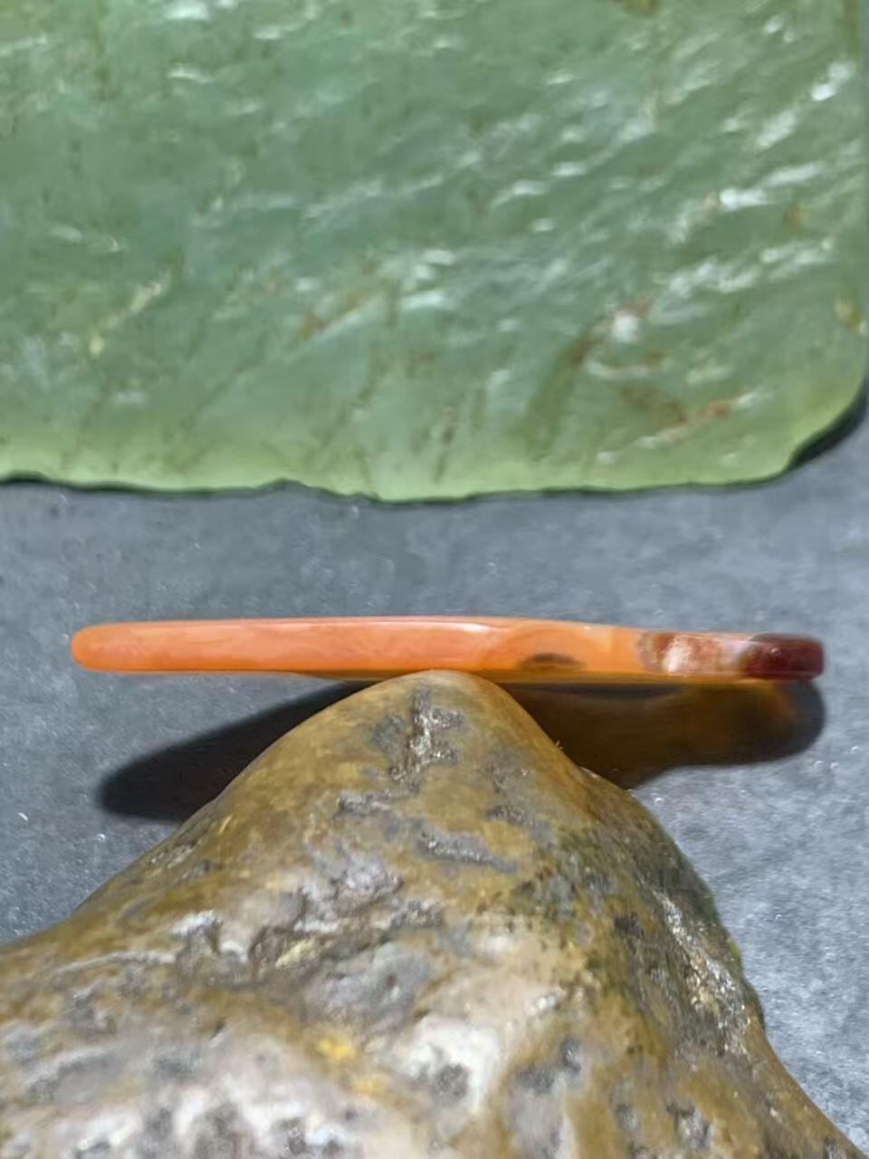 巴西玛瑙飞镖形通货吊坠一个，