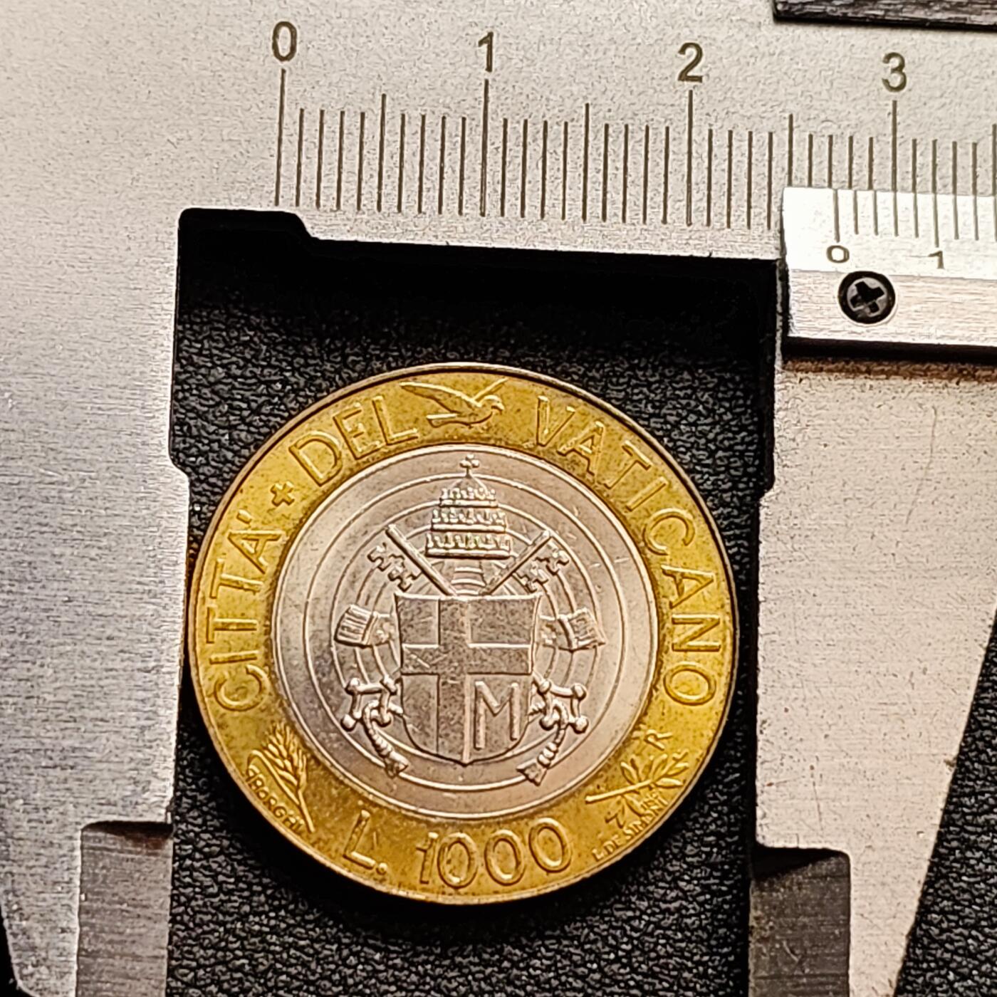 泉币菌-第158场-元旦欢乐场，开年第一场，新年快乐！（特修改截拍时间为23:30分） 稀少原光极美 梵蒂冈1997年 保罗二世1000里拉双金属币 梵蒂冈国徽 27.1×2.1mm