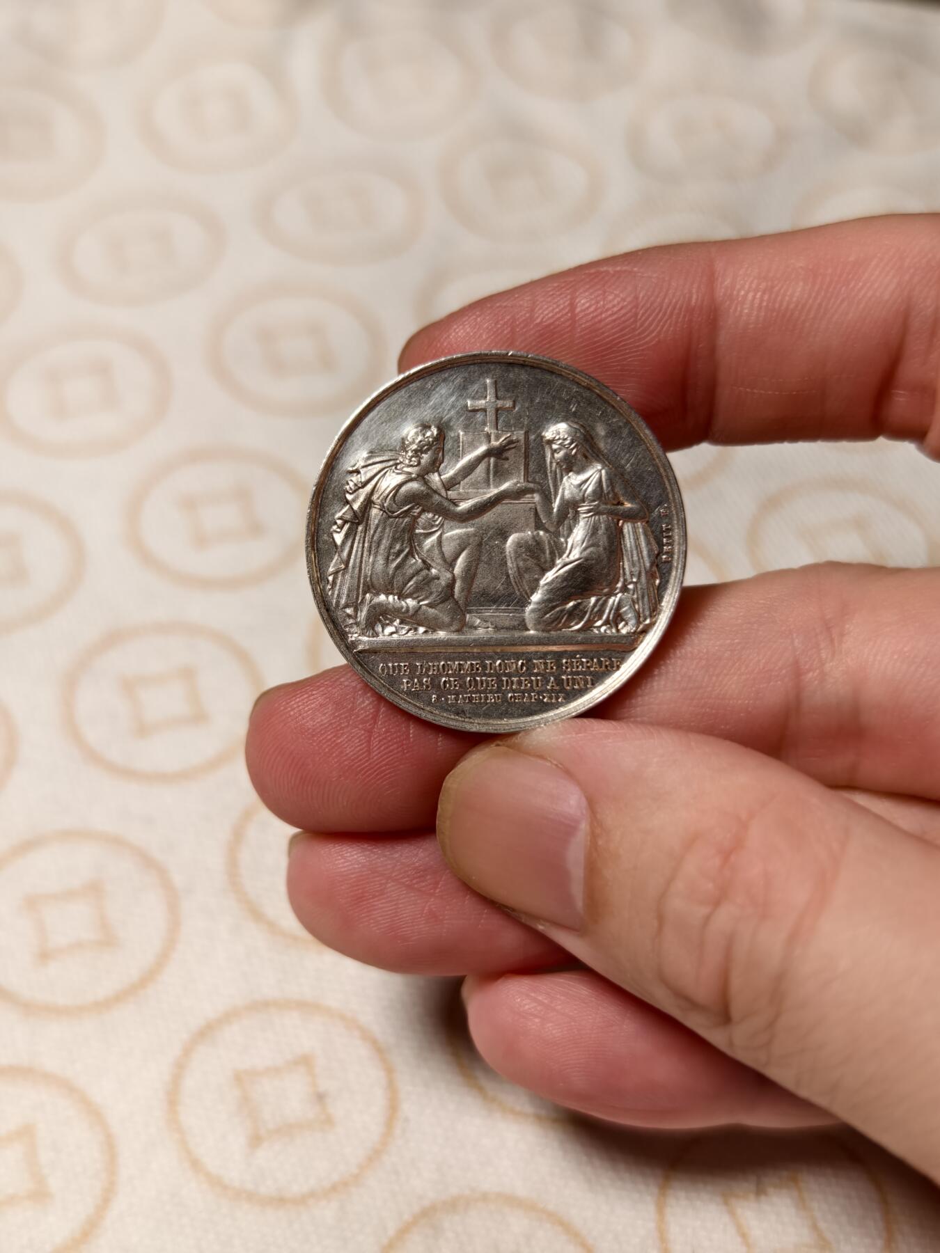 抚柳草堂-第五期章牌钱币（元旦欢庆场） 奖章勋章限时免佣 满百包邮 放漏专场 1879法国婚姻与爱情银章 背面无刻字可自用 950银重14克 少见烟斗ar银标 烟斗边铭仅1879年12月使用一个月 非常稀有