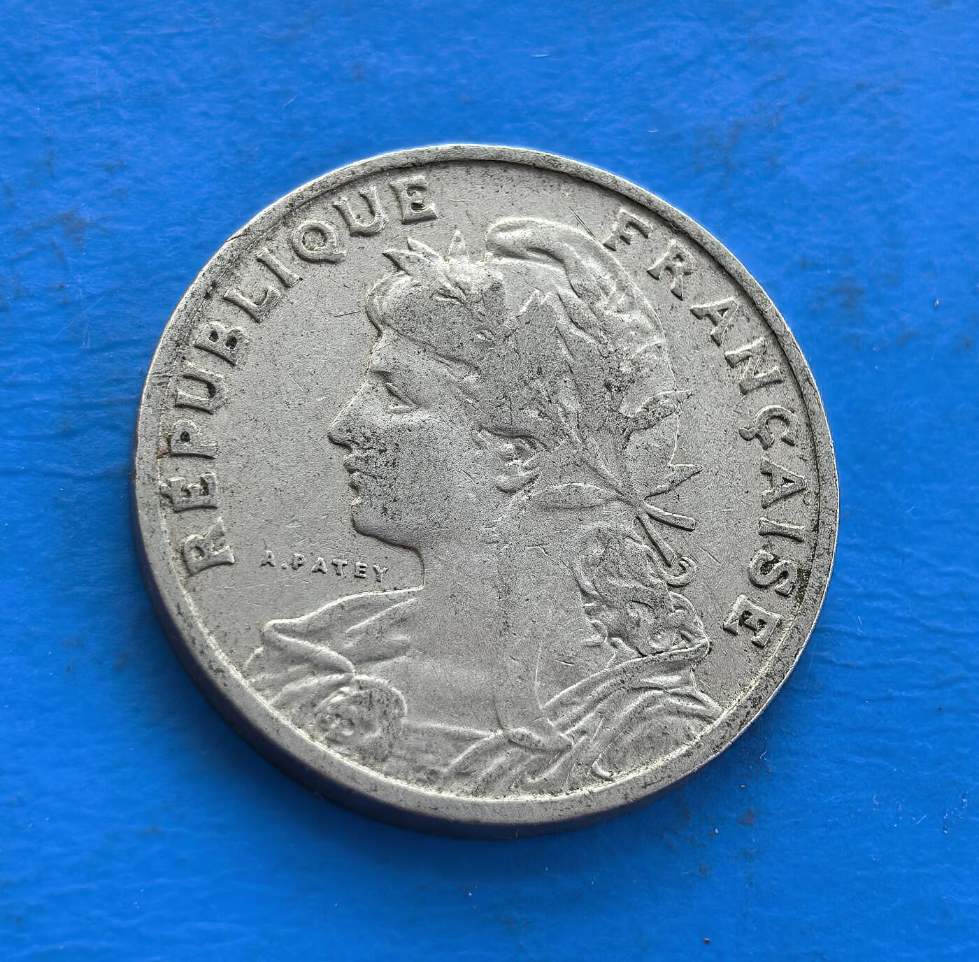 外国优质老铜币高银银币，周六九点倒数截拍，满百包邮，持续收拍 法国 1903 年25 分，属第三共和国时期，正面玛丽安娜象征自由，背面镌 “自由、平等、博爱”，凝萃启蒙思想。镍质包浆载岁月，见证共和巩固史。设计承载法兰西精神，是收藏触摸欧洲人文遗产、解码近代思潮的独特标本，文化符号与时代记忆交融 。