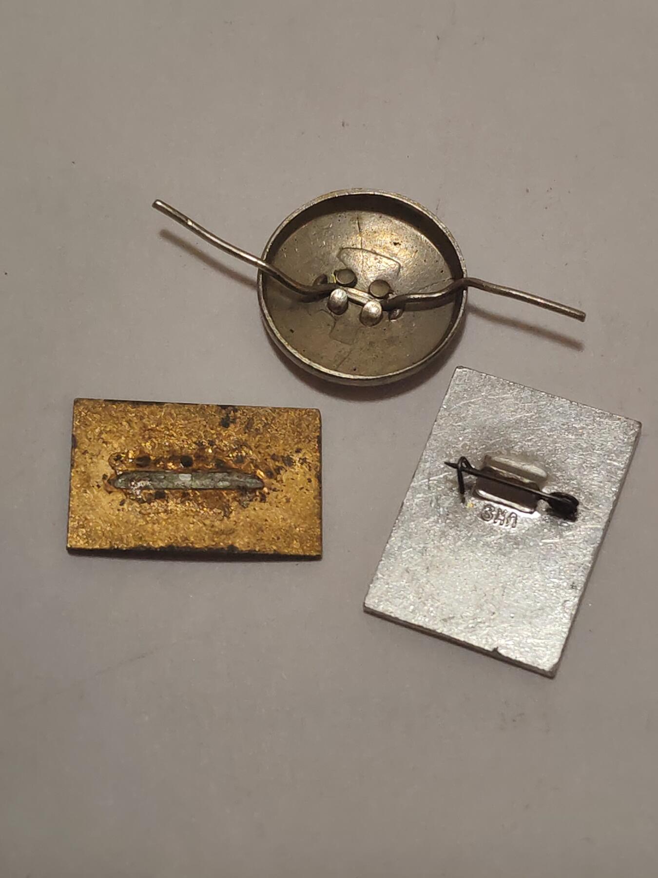 韵星假日拍卖第三十四期 -- Rimey Holidays Auction 34 民主德国帽徽工战队徽章一组