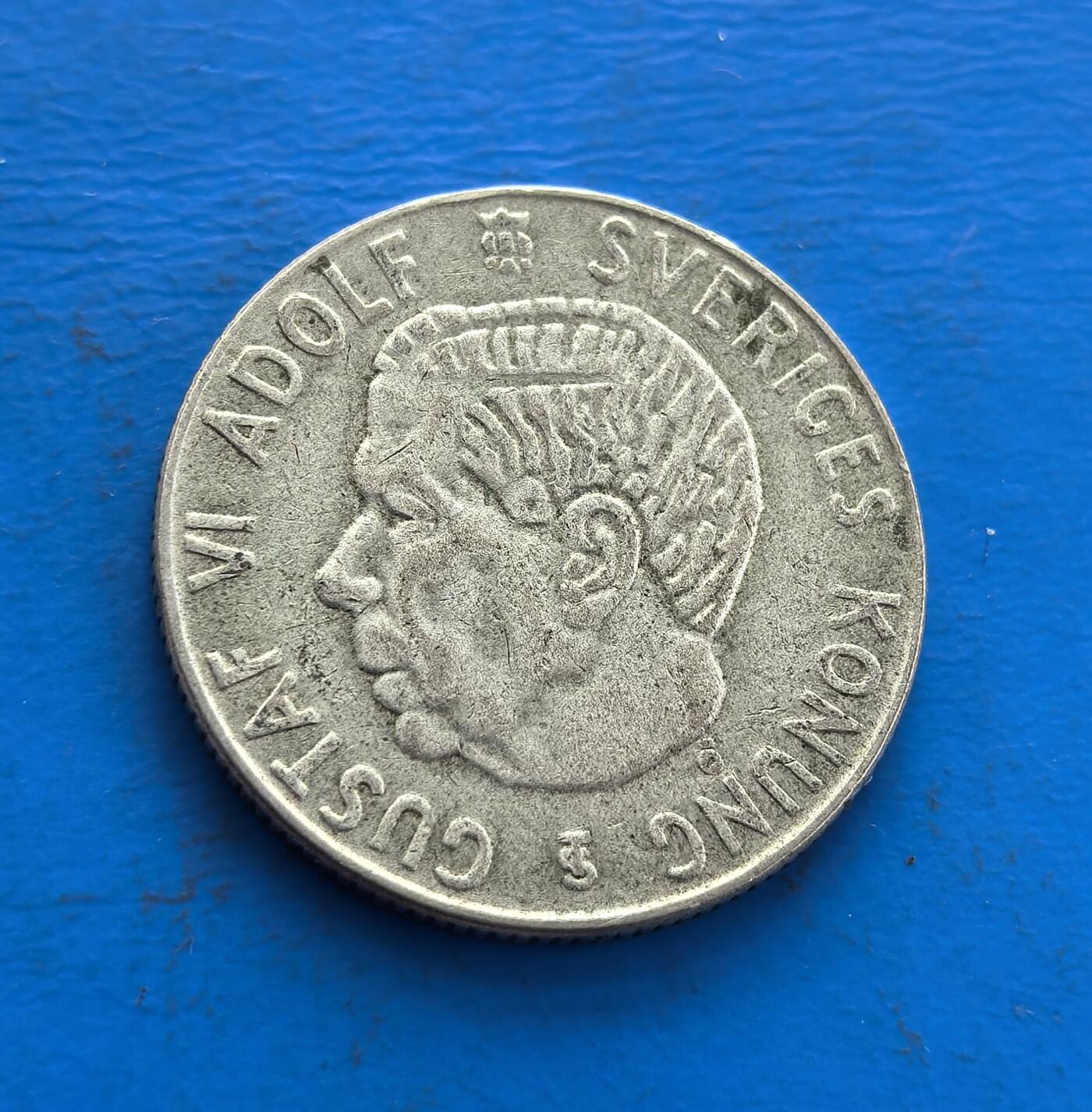 外国优质老铜币高银银币，周六九点倒数截拍，满百包邮，持续收拍 瑞典1957 年 1 克朗银币，正面刻古斯塔夫六世・阿道夫像，背面饰王室纹章，银质包浆载岁月。见证战后瑞典君主制脉络，纹章凝北欧王权符号，存世因流通渐稀。属王室币系标本，解码北欧货币文化与君主传承，小众藏中触战后历史韵味 。