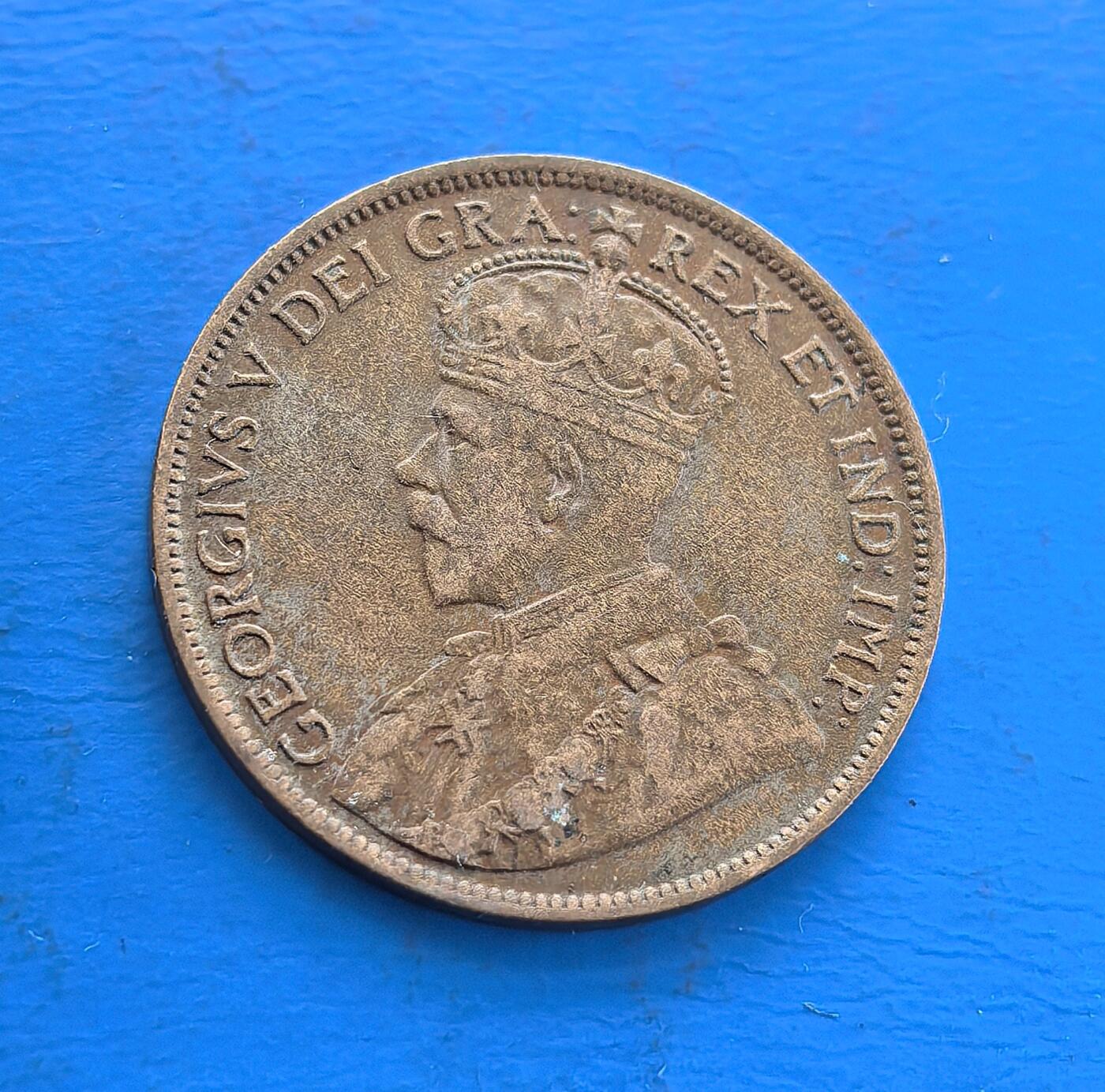 外国优质老铜币高银银币，周六九点倒数截拍，满百包邮，持续收拍 加拿大 1914 年1 分铜币，铸于乔治五世时期、一战爆发年。正面国王像连英联邦脉络，背面枫叶纹（加象征）环 “ONE CENT CANADA”，青铜包浆载百年痕。见证加殖民向自治过渡，属英联邦货币标本，存世渐稀，解码北美殖民史与战争节点，收藏融历史符号与地域文化 。