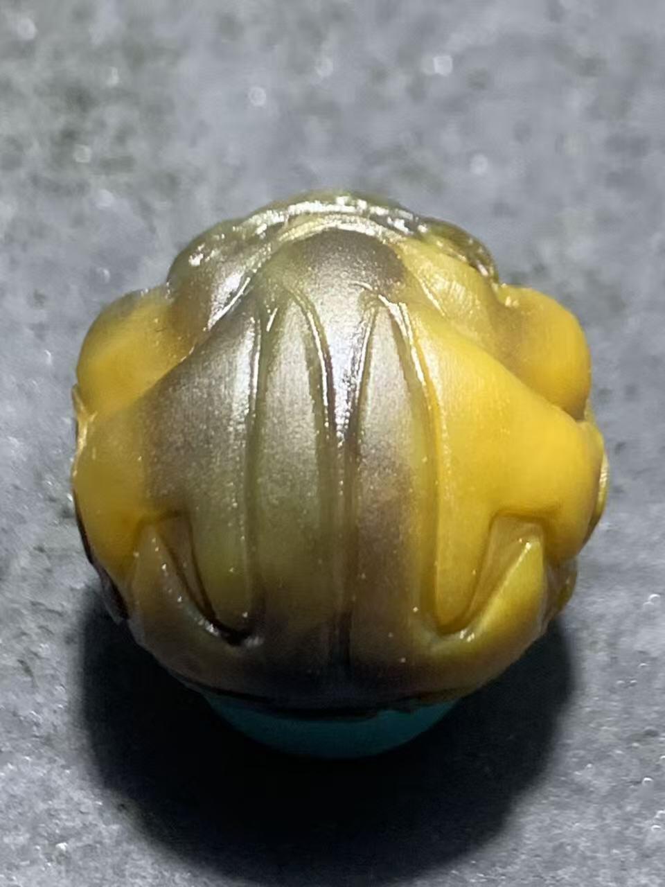 精美亚光冻料战国红玛瑙手工雕刻瑞兽圆珠一颗！