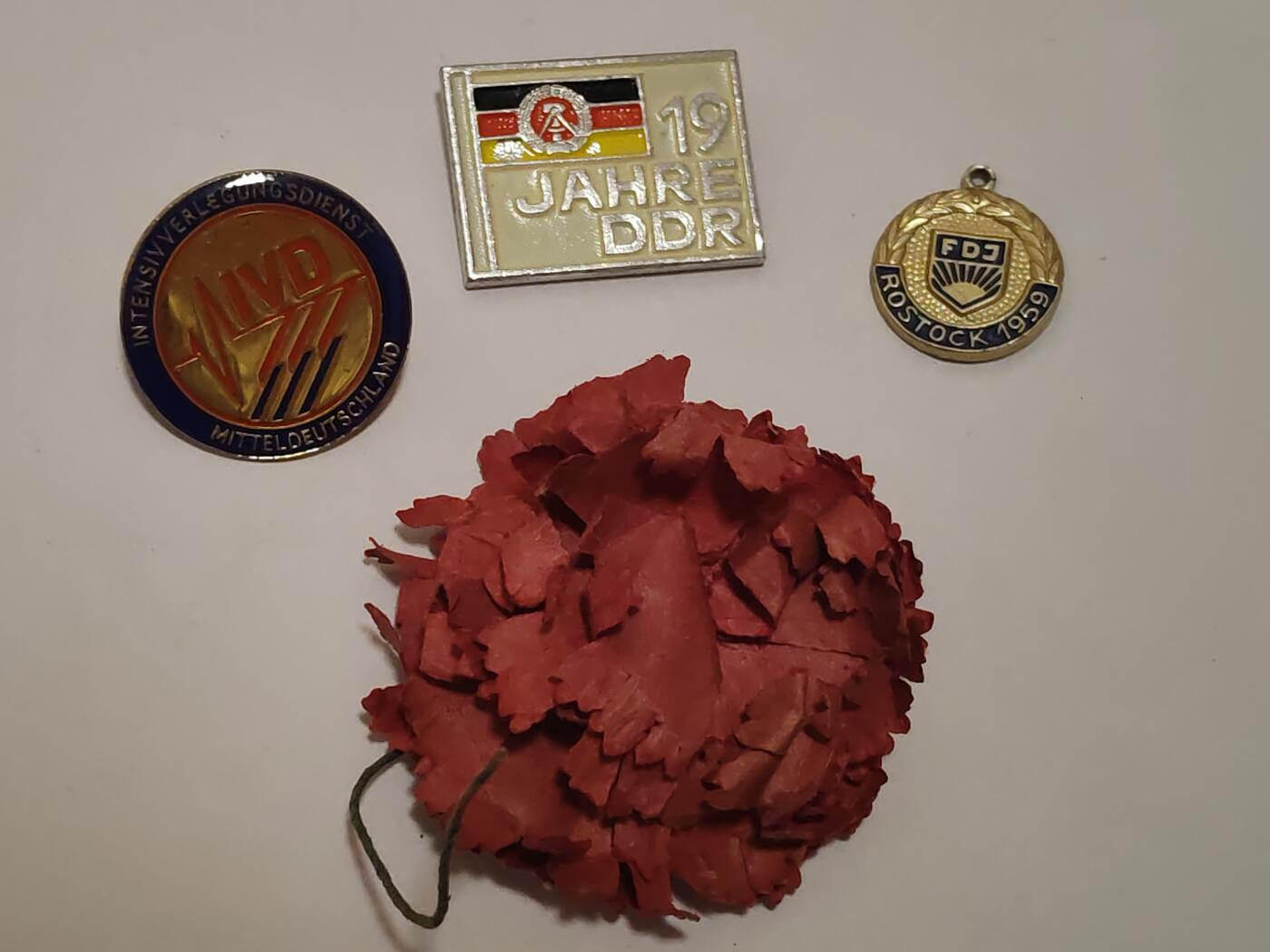 韵星假日拍卖第三十四期 -- Rimey Holidays Auction 34 民主德国徽章与裱花一组