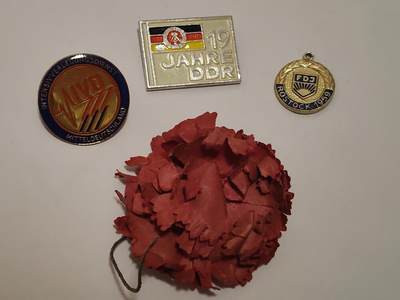 韵星假日拍卖第三十四期 -- Rimey Holidays Auction 34 - 民主德国徽章与裱花一组