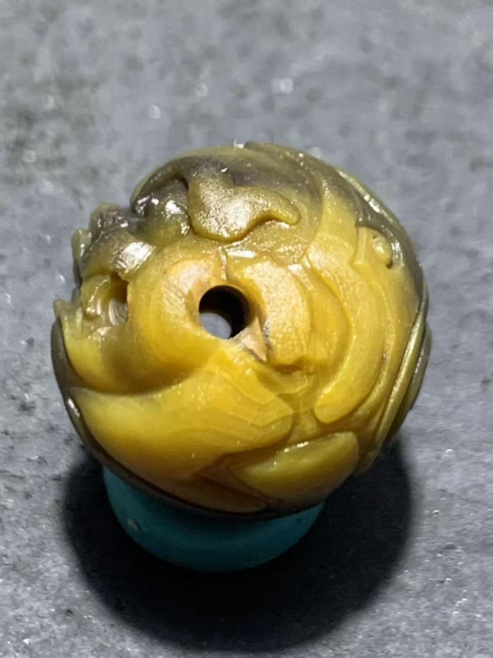 精美亚光冻料战国红玛瑙手工雕刻瑞兽圆珠一颗！