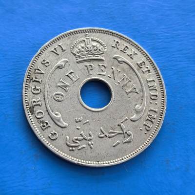 外国优质老铜币高银银币，周六九点倒数截拍，满百包邮，持续收拍 - 英属西非1942 年 1 便士，中孔设计别致。正面镌乔治六世王冠、王室铭文与阿拉伯文，背面六芒星环绕，融合殖民与多元文化符号。诞生于二战关键期，见证英属西非历史，铜镍包浆凝岁月痕，属殖民币稀缺标本，解码战时脉络，收藏兼具故事性与设计价值 。