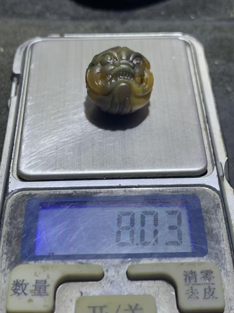 精美亚光冻料战国红玛瑙手工雕刻瑞兽圆珠一颗！