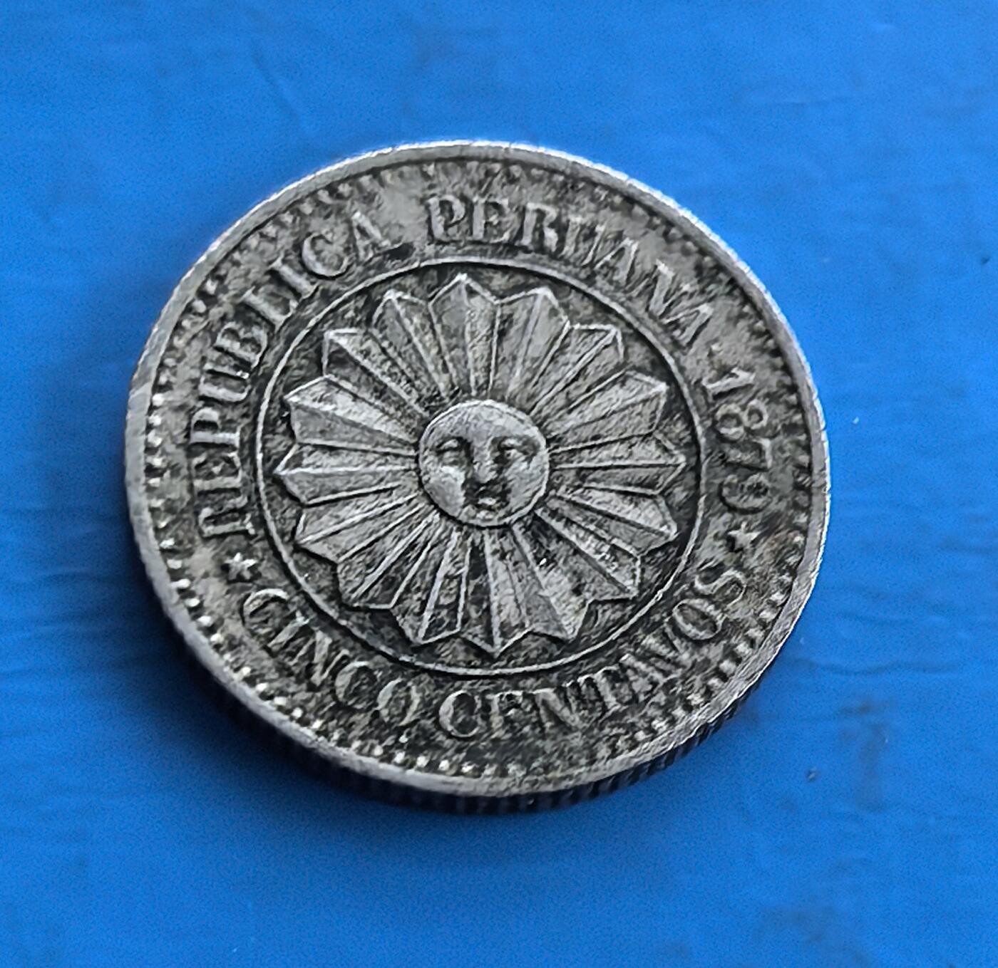 外国优质老铜币高银银币，周六九点倒数截拍，满百包邮，持续收拍 秘鲁 1879 年5 分，诞生于南美太平洋战争爆发元年，见证南美地缘冲突与共和发展关键期。正面共和徽章配铭文，背面印加太阳花融合本土信仰，银质包浆凝百年岁月痕。存世因战乱渐稀，属南美战争题材小众币，解码拉美历史与货币演变，历史厚重与文化价值兼具。
