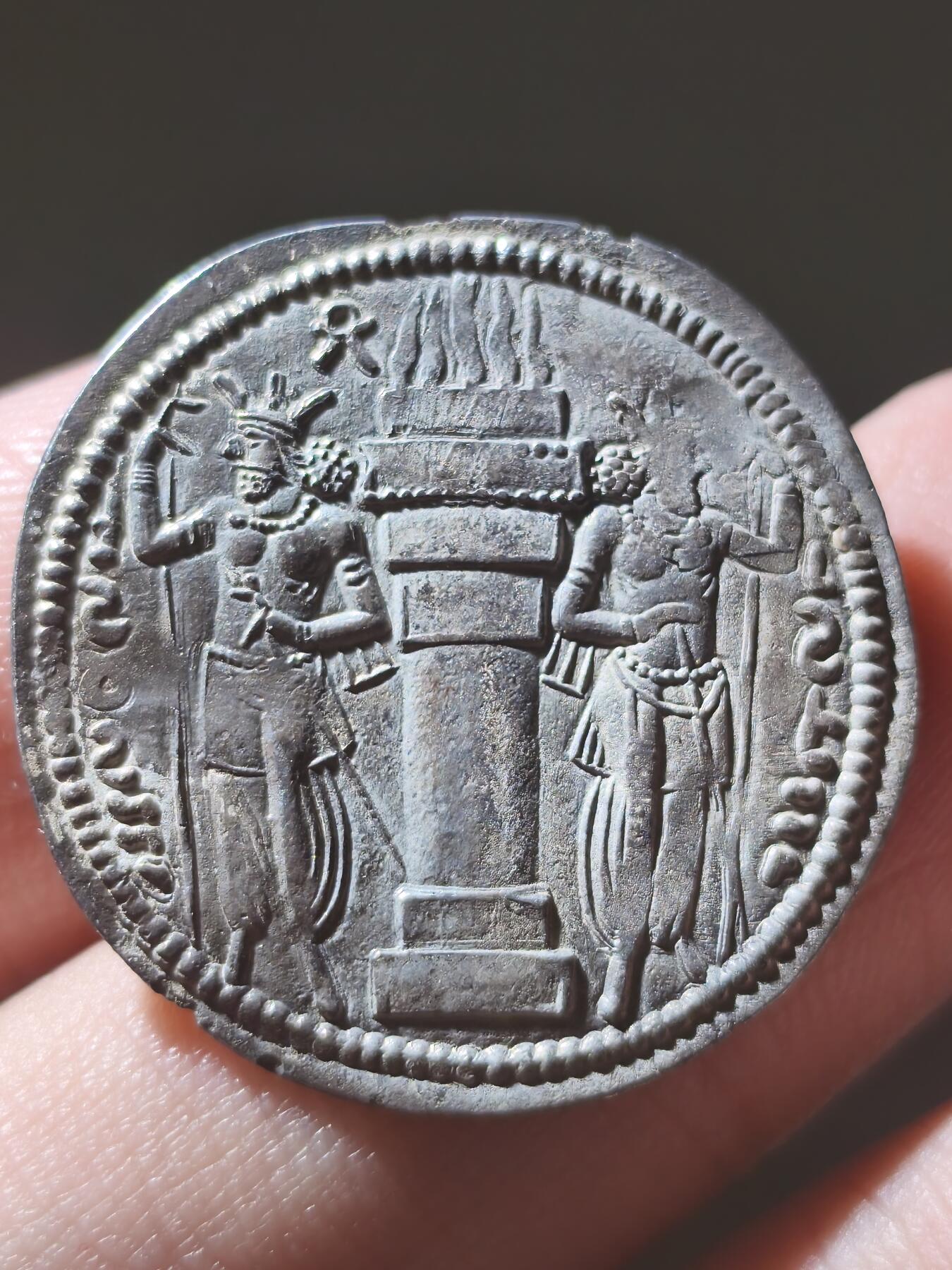 星盘世界钱币2026一月十日新年古典精品大拍 精彩纷呈 典藏极美品！波斯萨珊 - 沙普尔一世1德拉克马银币 公元240–272年，非常著名的君主，个人认为这个头像非常帅气了，有一种非凡的气势