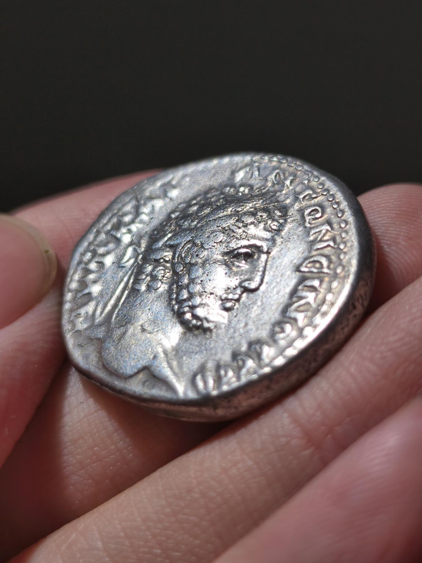 星盘世界钱币2026一月十日新年古典精品大拍 精彩纷呈 极美！ 罗马帝国叙利亚行省 公元198-217 暴君卡拉卡拉 四德拉克马16g高银银币，这个对于卡拉卡拉的行省四德来讲已经非常漂亮了