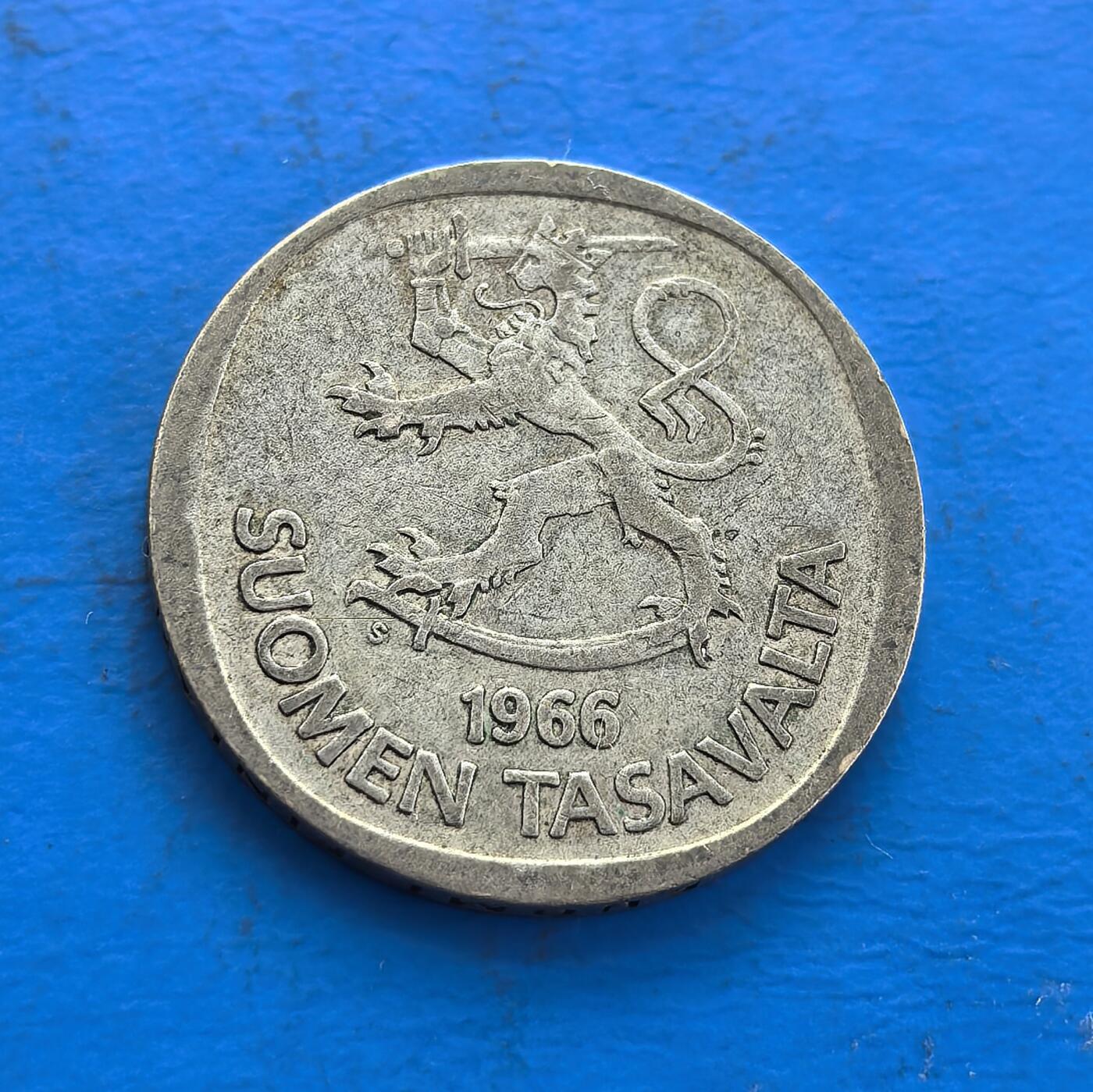 外国优质老铜币高银银币，周六九点倒数截拍，满百包邮，持续收拍 芬兰1966 年 1 马克银币，正面持剑雄狮国徽（芬兰独立精神图腾），背面植物纹衬 “1 MARKKA”，北欧极简美学。银质包浆载战后共和脉络，国徽符号凝民族记忆。存世因流通渐稀，融历史符号与设计巧思，是解码芬兰身份、收藏北欧小众币的独特标本 。