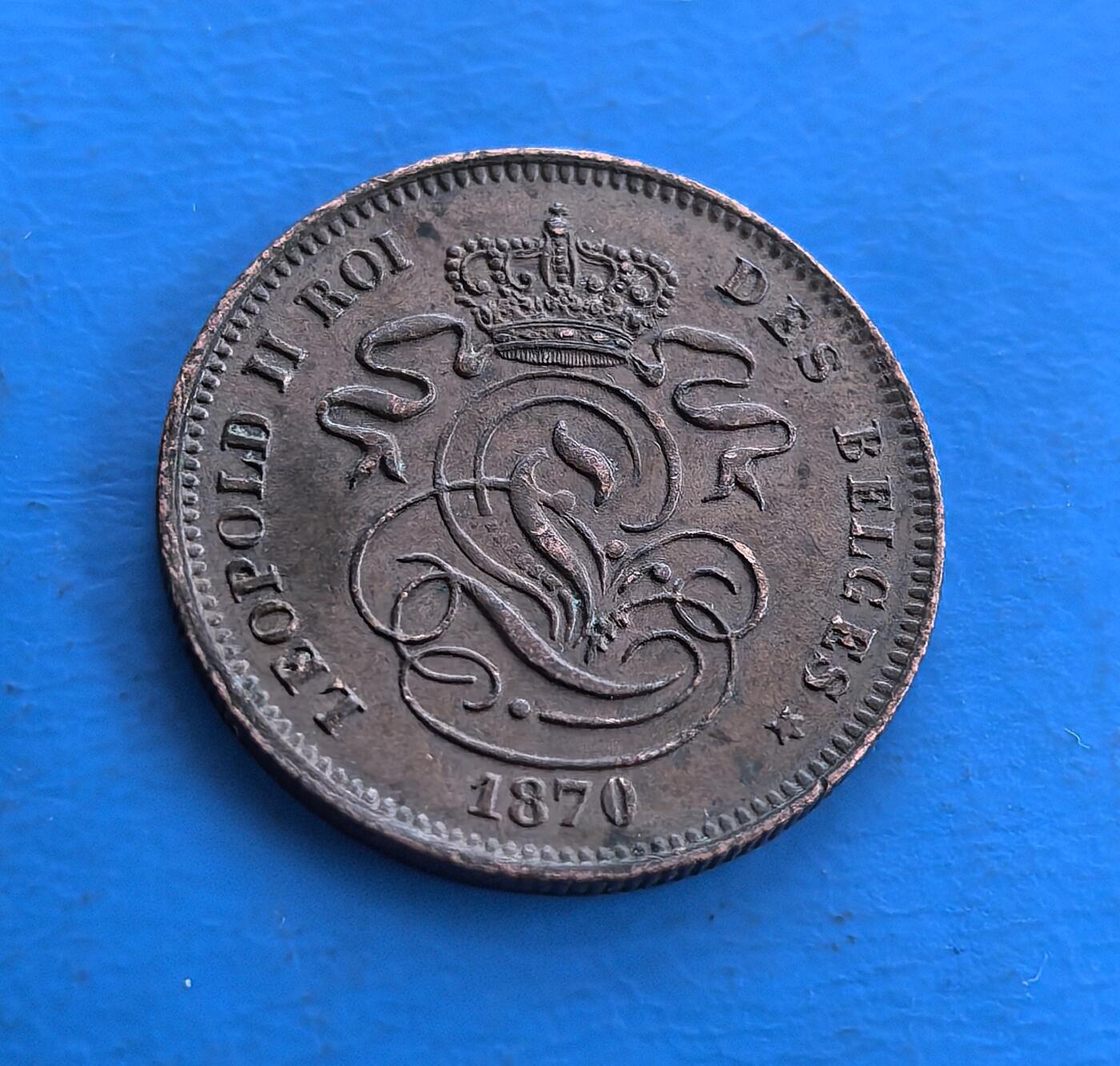 外国优质老铜币高银银币，周六九点倒数截拍，满百包邮，持续收拍 比利时1870 年 2 分铜币，正面镌利奥波德二世花押与王冠，背面狮子护宪法碑，环刻 “团结就是力量”（国家格言）。见证君主制下的国家认同，铜质包浆藏岁月痕。属早期流通币，承载国徽符号与宪政精神，是研究比利时历史、纹章文化的稀有标本，为欧陆统一脉络与君主统治收藏添独特印记 。