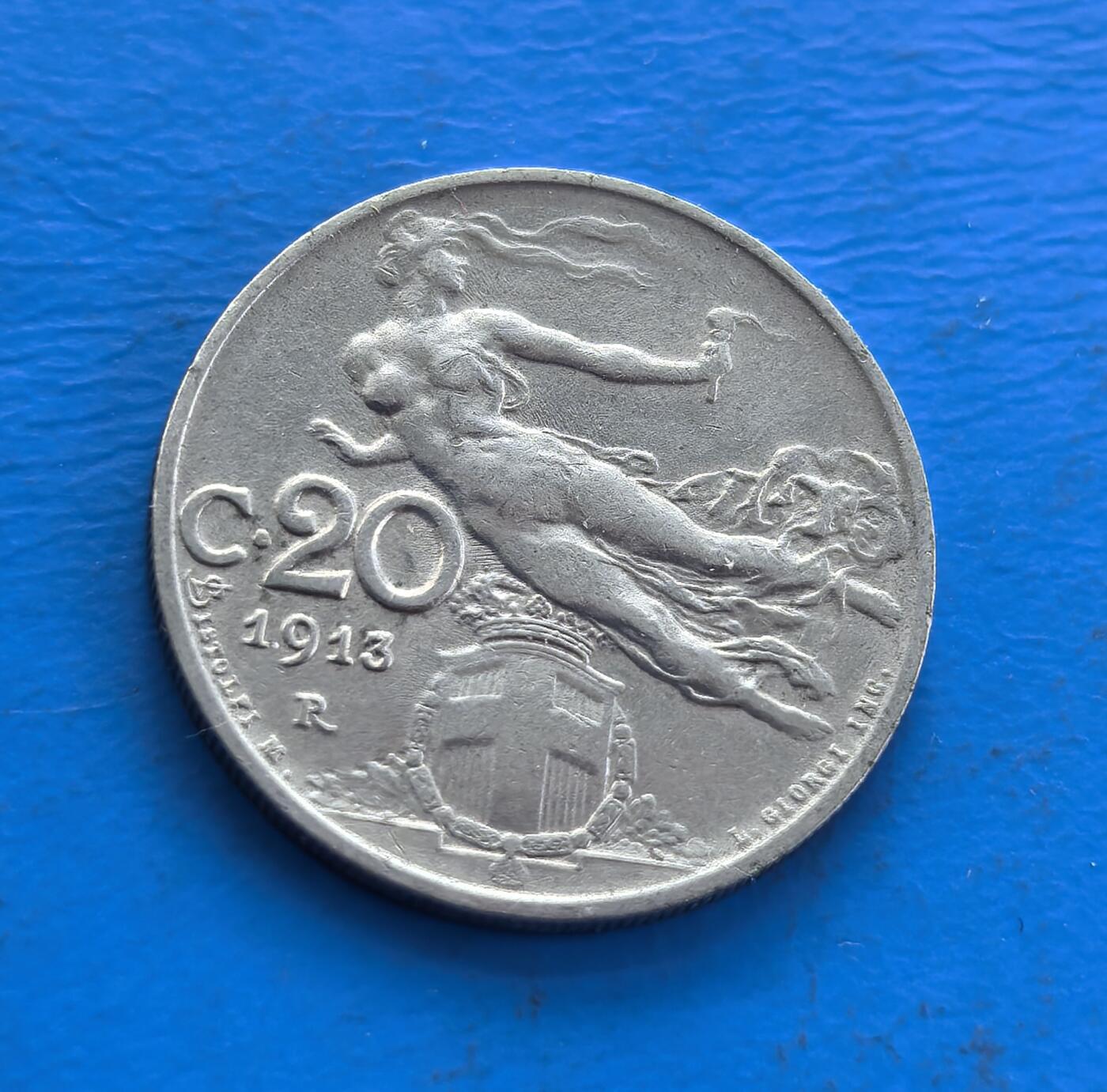 外国优质老铜币高银银币，周六九点倒数截拍，满百包邮，持续收拍 意大利1913 年 20 分，铸于王国时期。正面和平女神持橄榄枝，背面胜利女神翱翔，雕刻细腻，融古典神话与艺术。包浆温润，见证战前意大利文化脉络，存世渐稀。属欧洲艺术币标本，解码意式美学与历史，收藏兼具艺术张力与时代厚重 。