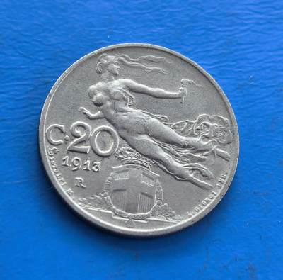 外国优质老铜币高银银币，周六九点倒数截拍，满百包邮，持续收拍 - 意大利1913 年 20 分，铸于王国时期。正面和平女神持橄榄枝，背面胜利女神翱翔，雕刻细腻，融古典神话与艺术。包浆温润，见证战前意大利文化脉络，存世渐稀。属欧洲艺术币标本，解码意式美学与历史，收藏兼具艺术张力与时代厚重 。