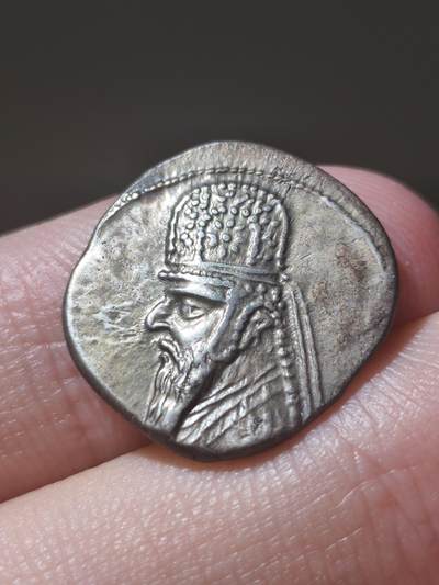 星盘世界钱币2026一月十日新年古典精品大拍 精彩纷呈 - 极品！帕提亚 - 米特拉达梯二世（公元前123–前88年）1德拉克马银币  埃克巴塔纳（Ecbatane）造币厂，这一枚真的非常漂亮，打制流淌纹非常清晰，而且正背面打的非常全美