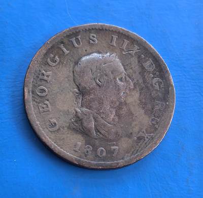 外国优质老铜币高银银币，周六九点倒数截拍，满百包邮，持续收拍 - 英国1807 年乔治三世铜币，直径28.6mm，9克，诞生于拿破仑战争烽火，正面君主像、背面不列颠尼亚女神纹章，见证英帝国崛起进程。虽历经磨损，包浆仍凝百年历史痕迹，属工业革命初期货币标本，承载战争与殖民扩张脉络，为英币收藏填补早期序列，藏 19 世纪初政治经济变迁余温